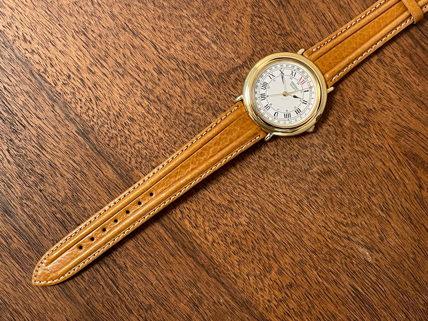 (1989) Seiko 6F25-6040 Quartz pointer date - white dial w/ Roman numerals (NOS)