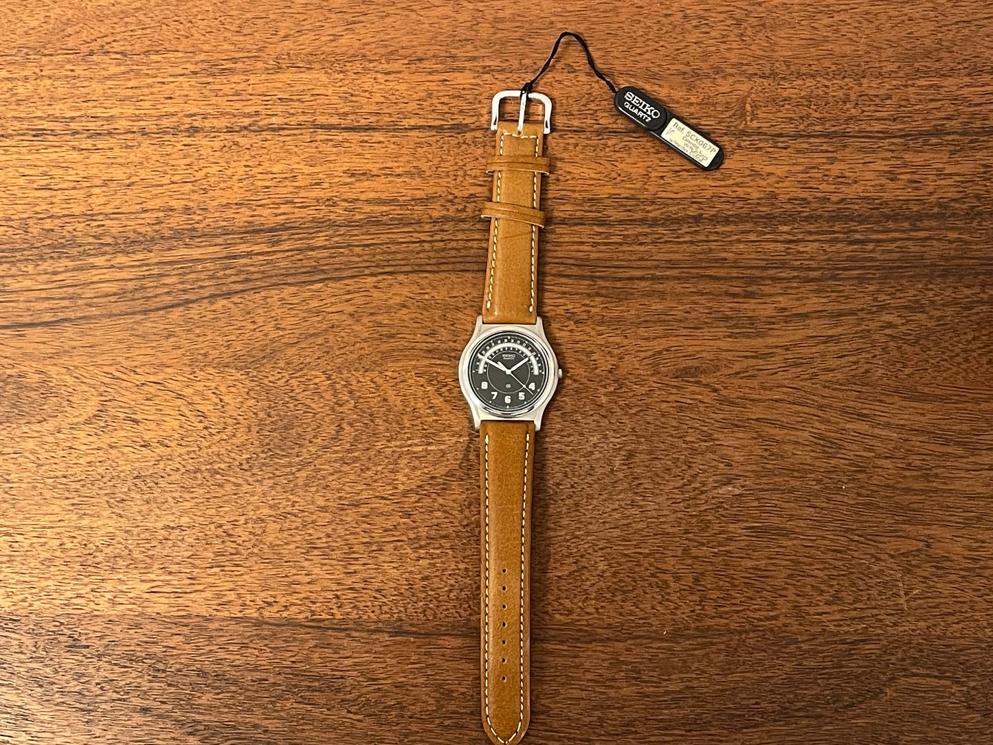 (1988) Seiko 5Y22-7010 Quartz SQ dress watch - black dial w/ 180° arc date window (NOS)