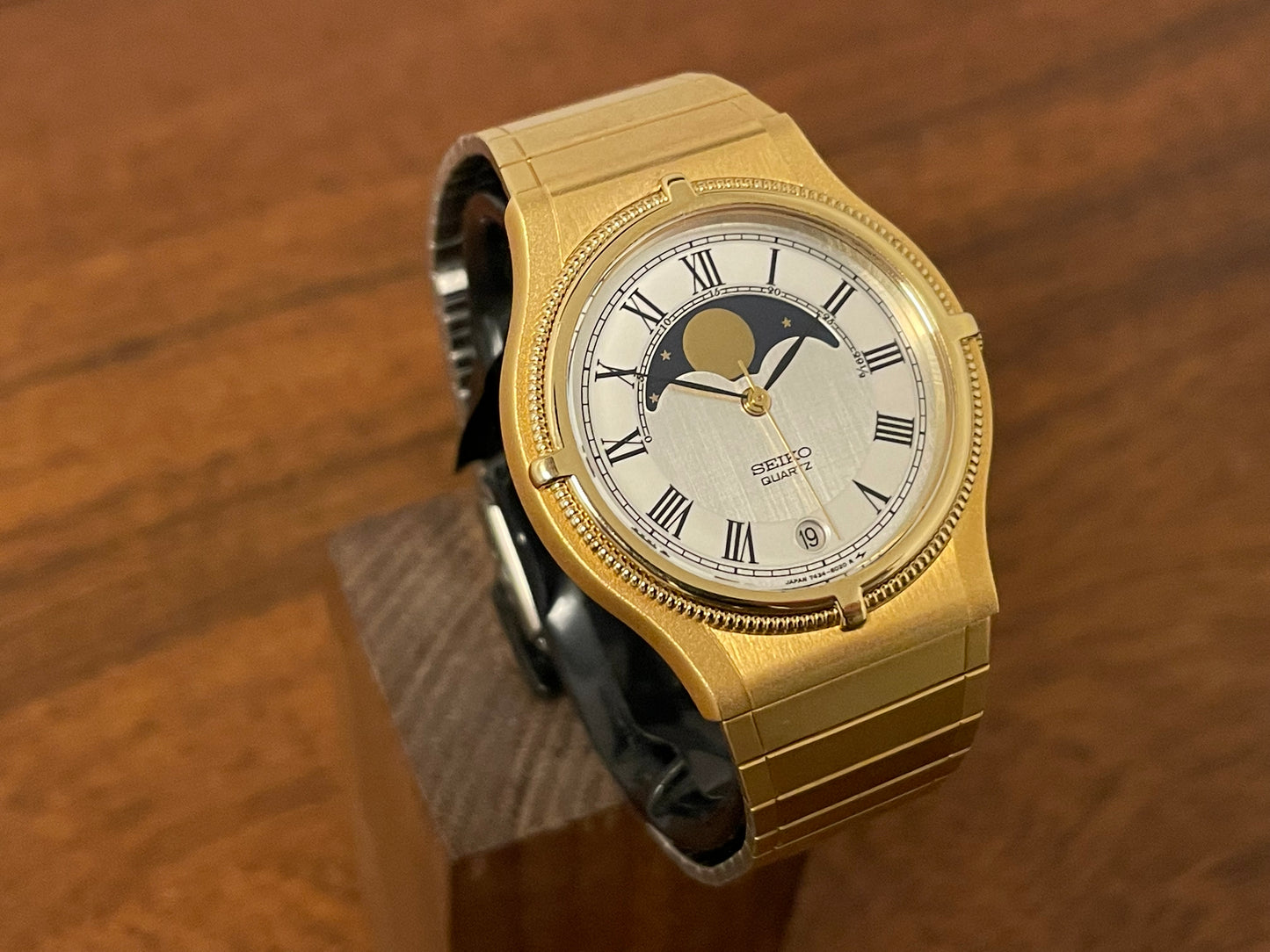 (1985) Seiko 7434-6010 gold colored dress watch with moon phase (NOS)