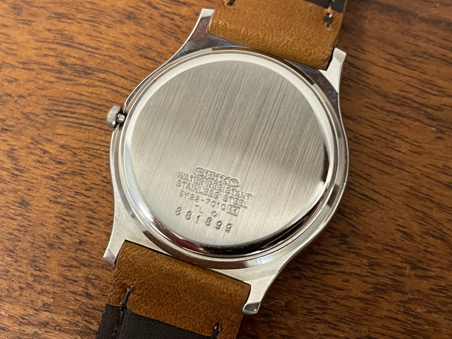 (1988) Seiko 5Y22-7010 Quartz SQ dress watch - black dial w/ 180° arc date window (NOS)