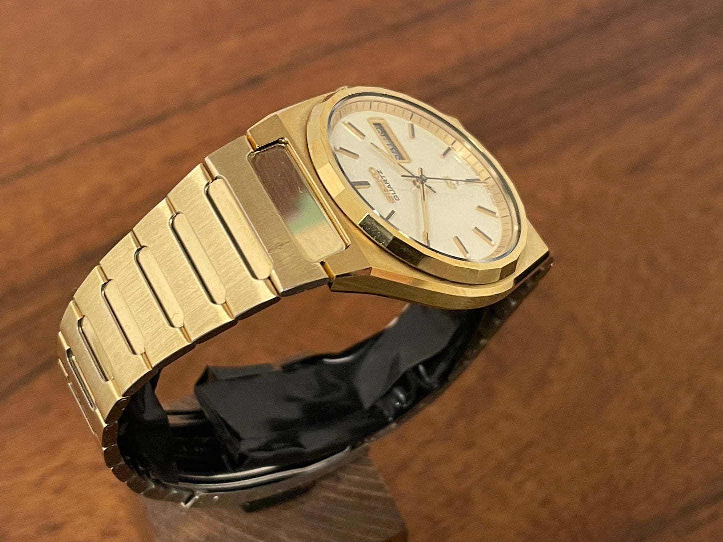 (1988) Seiko 7123-9000 SQ gold colored case with integrated bracelet (serviced)