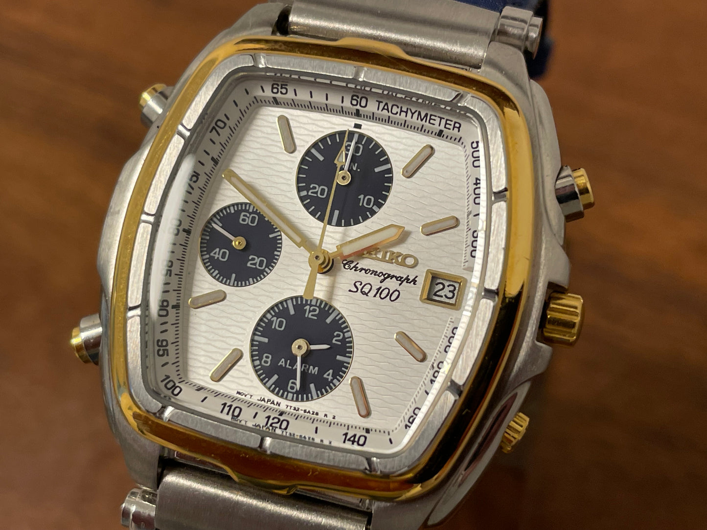 (1996) Seiko 7T32-5A10 chronograph SQ100 - bi-color square case - silver wave pattern dial (NOS)