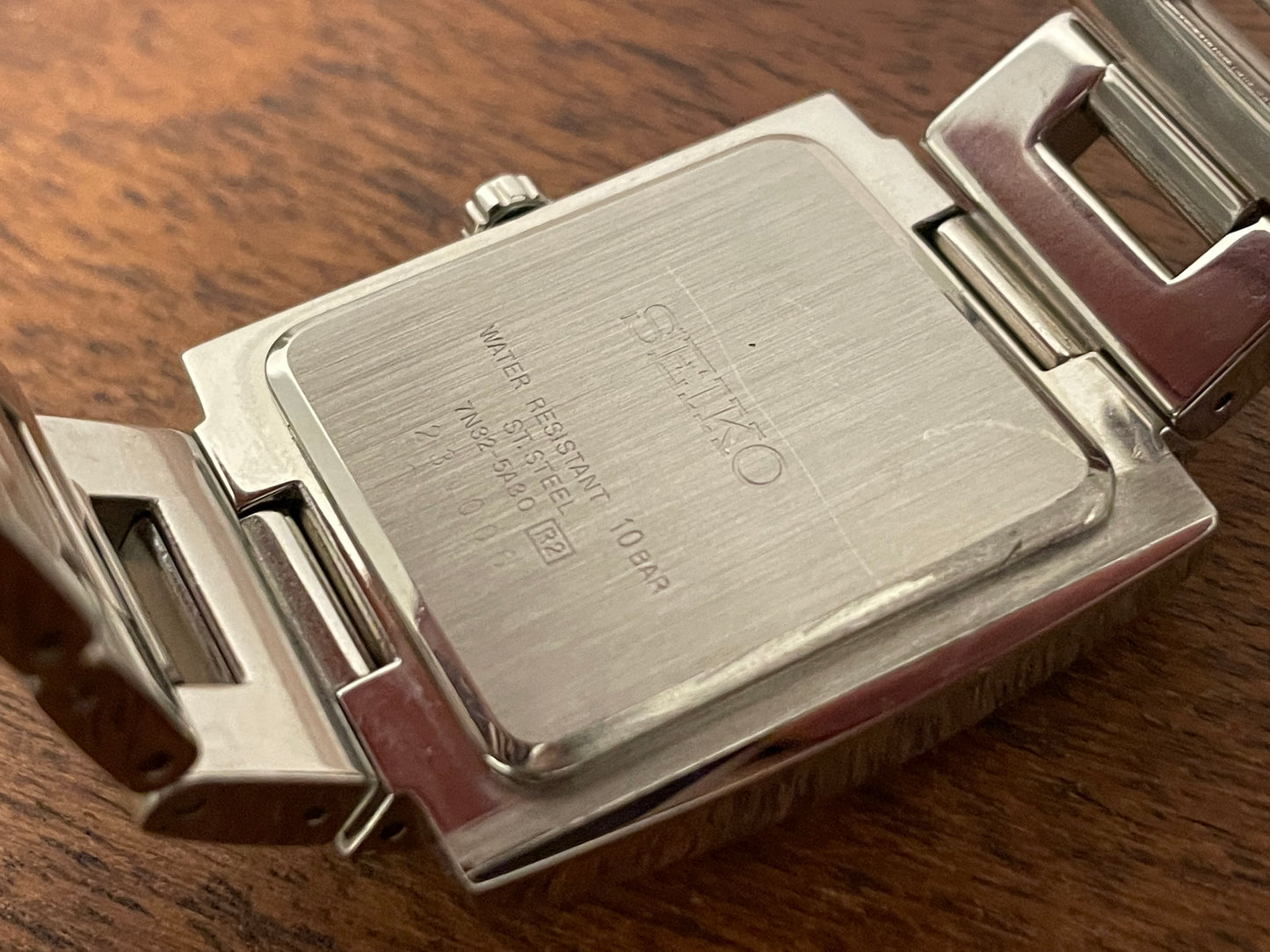 (2002) Seiko 7N32-5A30 - integrated bracelet - black dial w/ white Arabic numerals & markers (NOS)