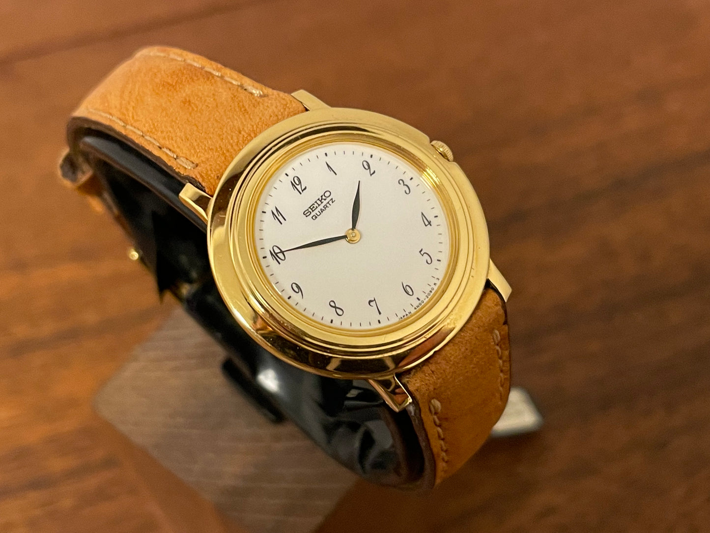 (1992) Seiko 4N00-0630 dress watch - white dial w/ Arabic numerals & leaf hands - small size (NOS)