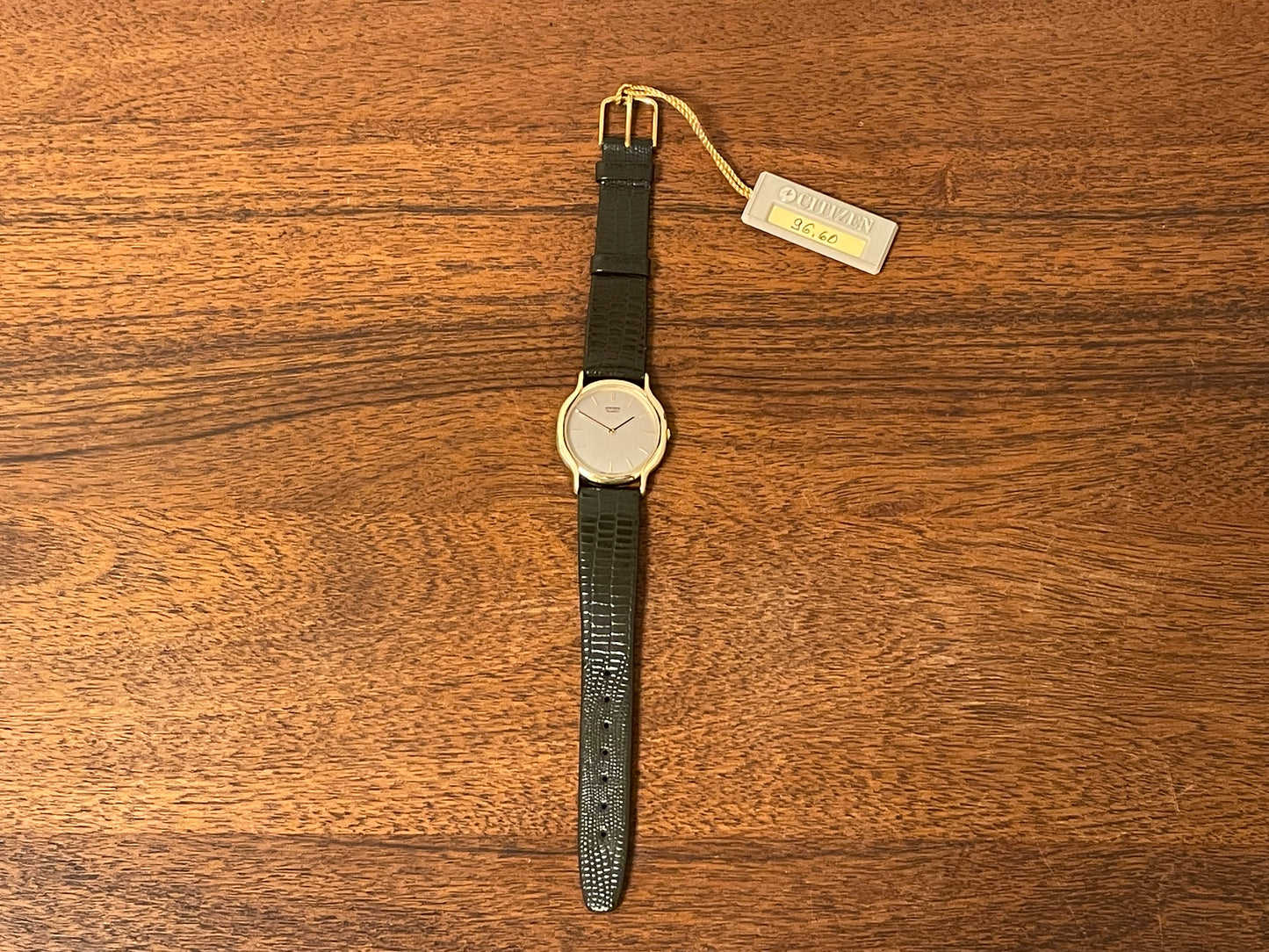 (1976) Citizen 6020-4-Y50335 dress watch - gold colored case - silver textured dial w/ gold markers (NOS)