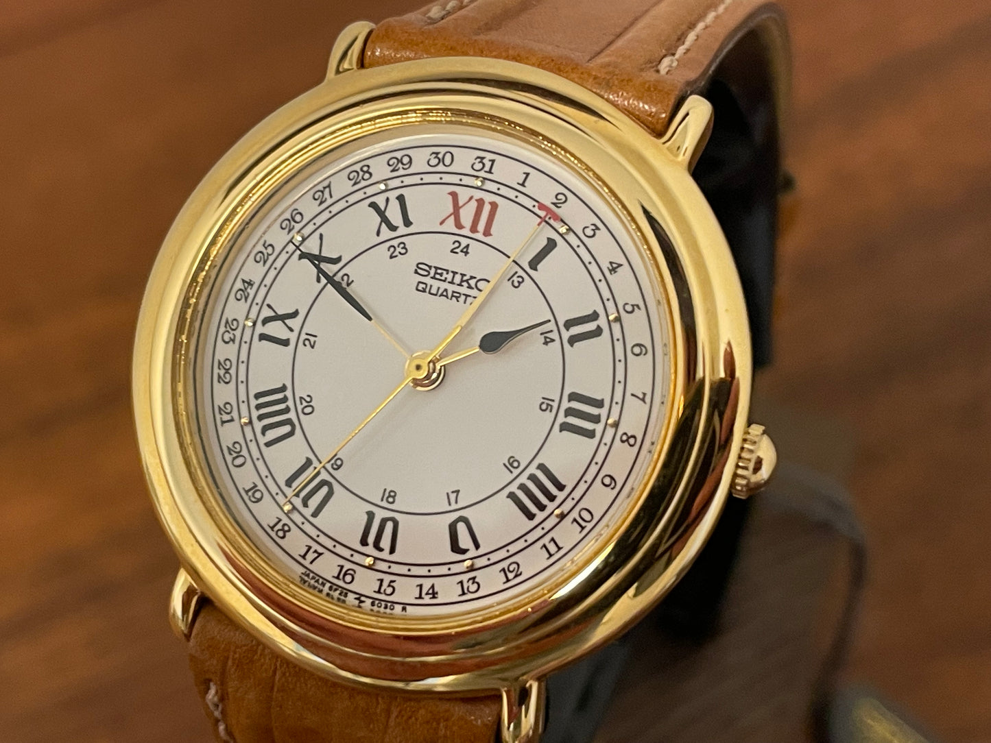 (1989) Seiko 6F25-6040 Quartz pointer date - white dial w/ Roman numerals (NOS)
