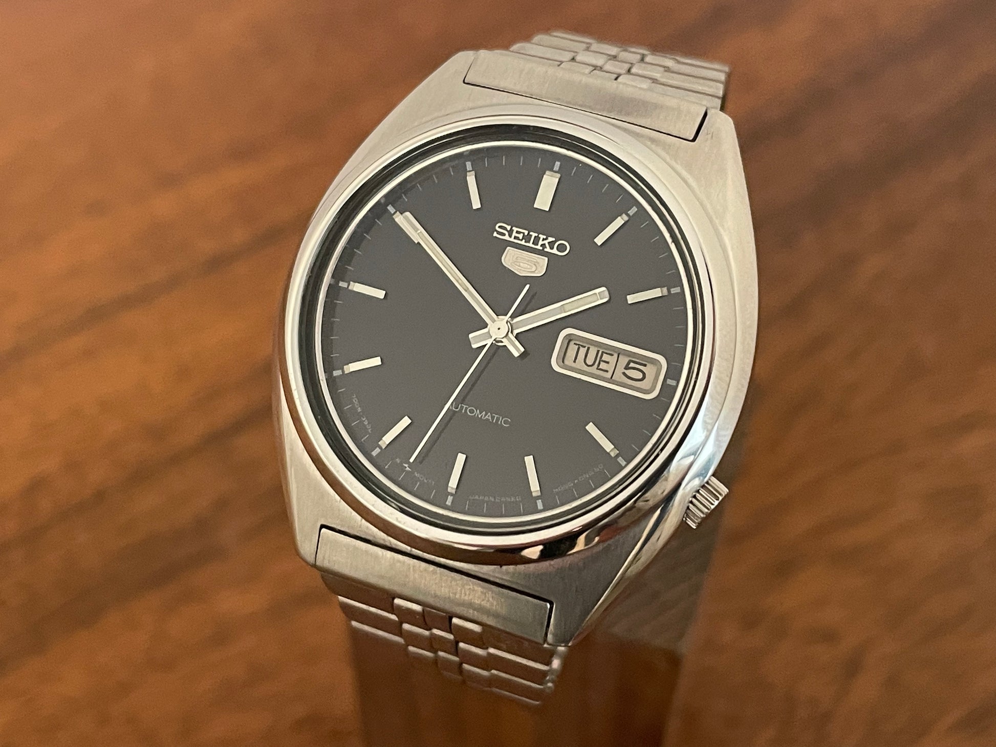 1985 vintage Seiko 5 Automatic 7009-8331 with dark blue dial front view
