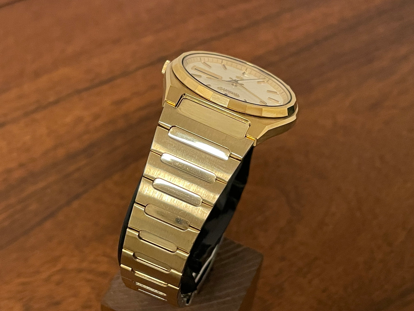 (1988) Seiko 7123-9000 SQ gold colored case with integrated bracelet (serviced)