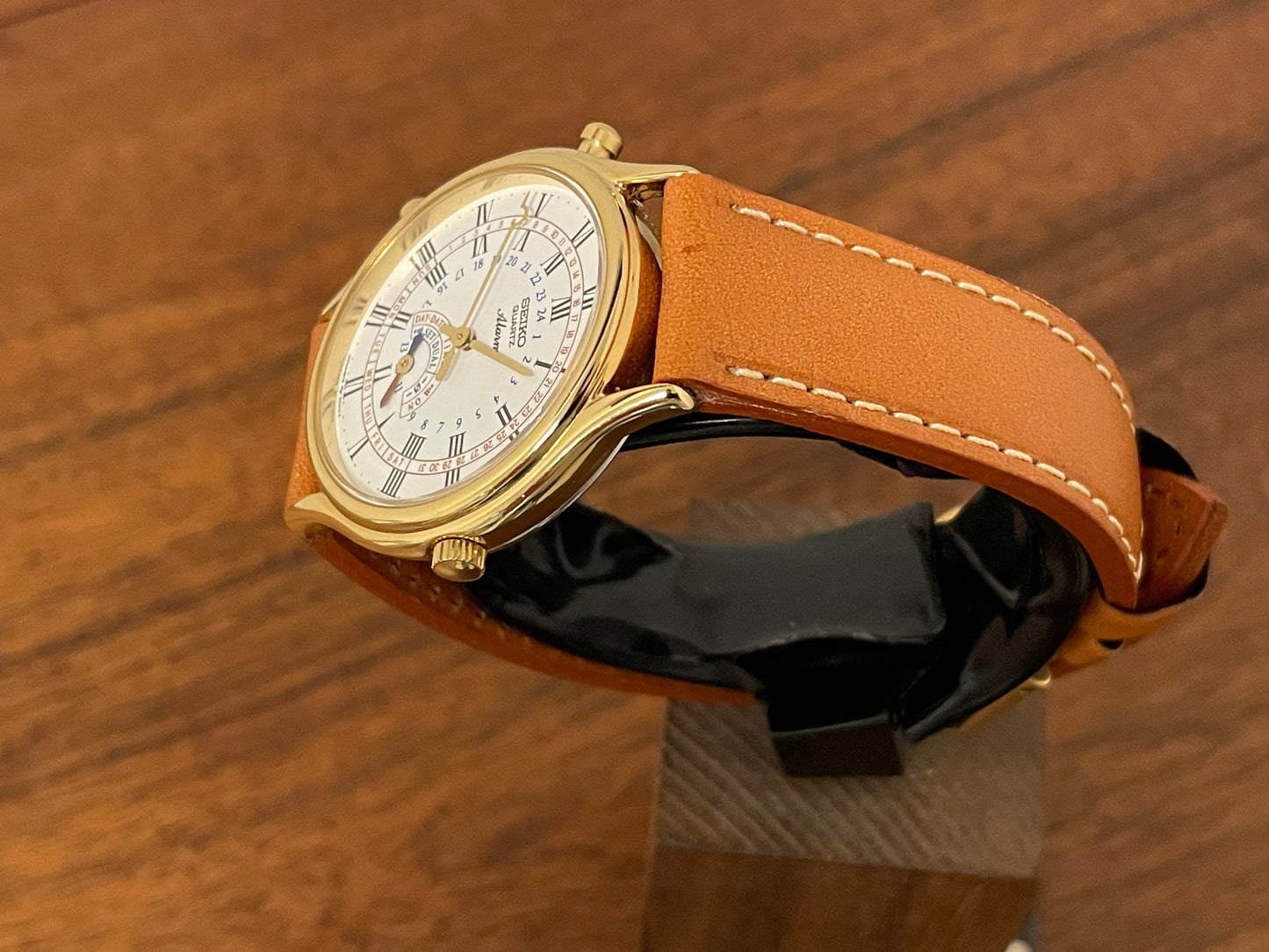 (1999) Seiko 8M15-9000 Quartz Alarm " dancing hands" - gold case w/ white dial (NOS)