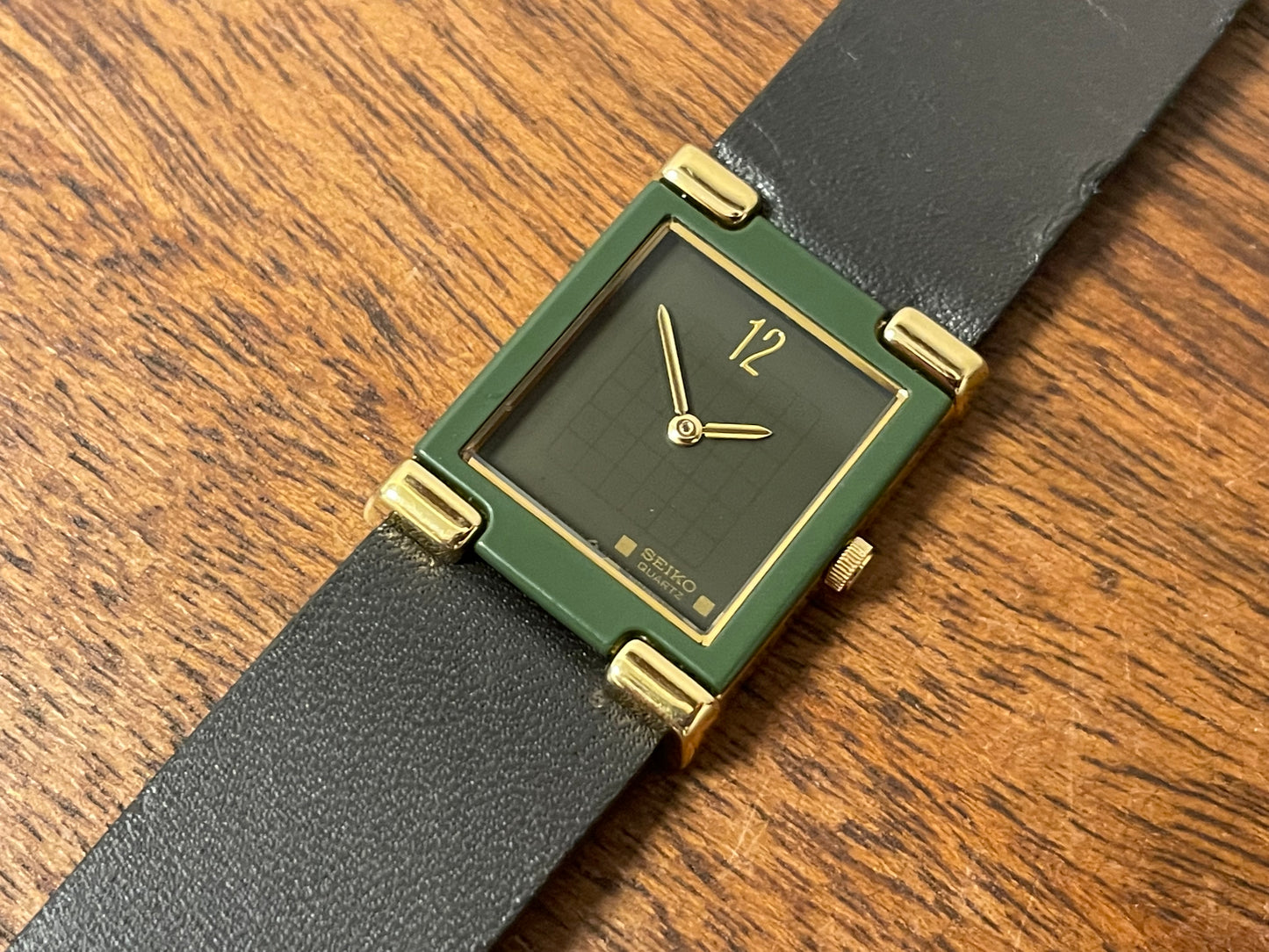 (1995) Seiko 2P20-5D00 Quartz "Tank" dress watch - moss green dial w/ grid pattern - small size (NOS)