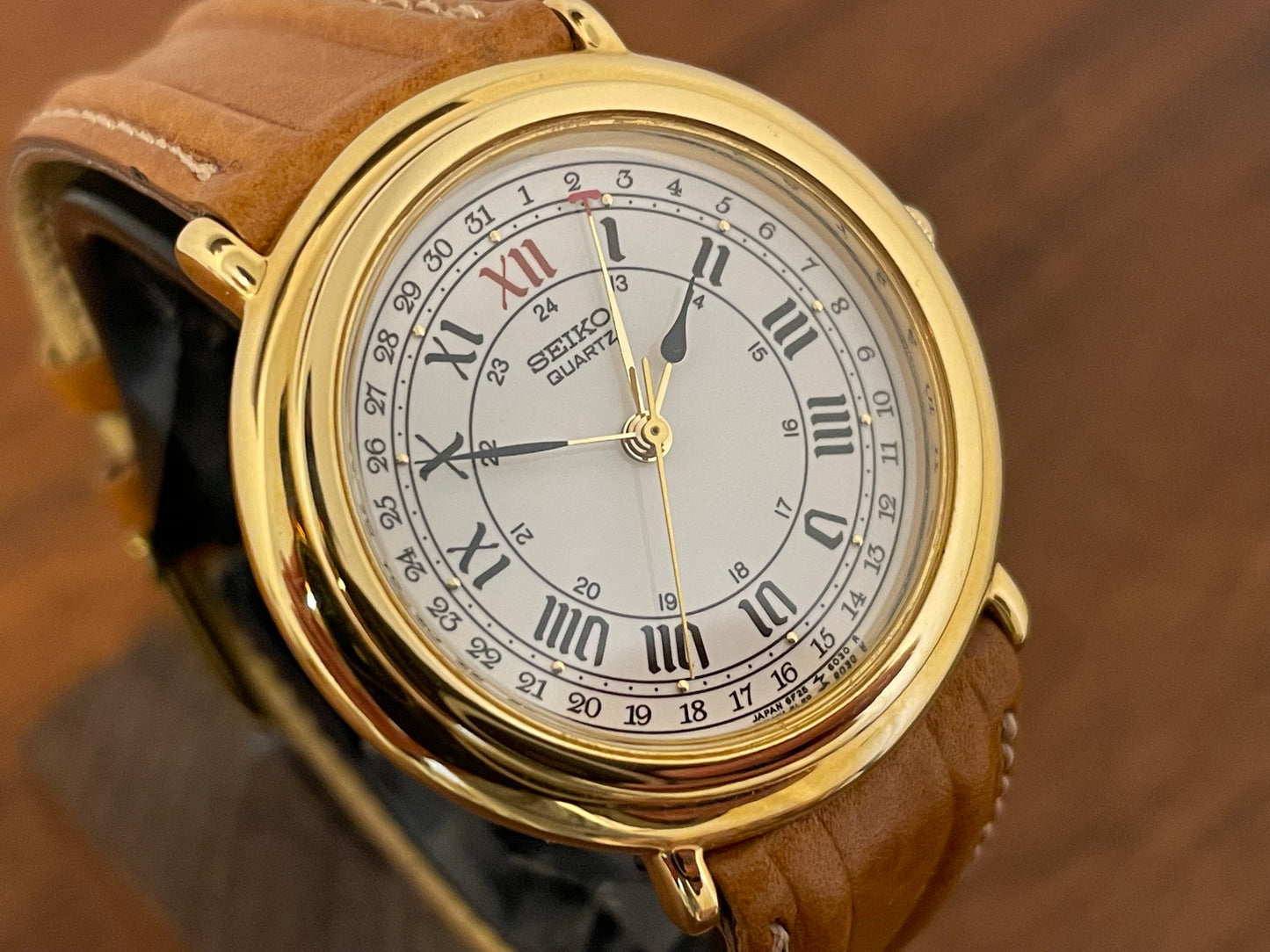 (1989) Seiko 6F25-6040 Quartz pointer date - white dial w/ Roman numerals (NOS)