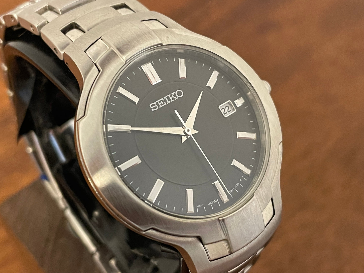 (1999) Seiko V732-0M50 - integrated bracelet - dark grey sunburst dial w/ silver markers (NOS)