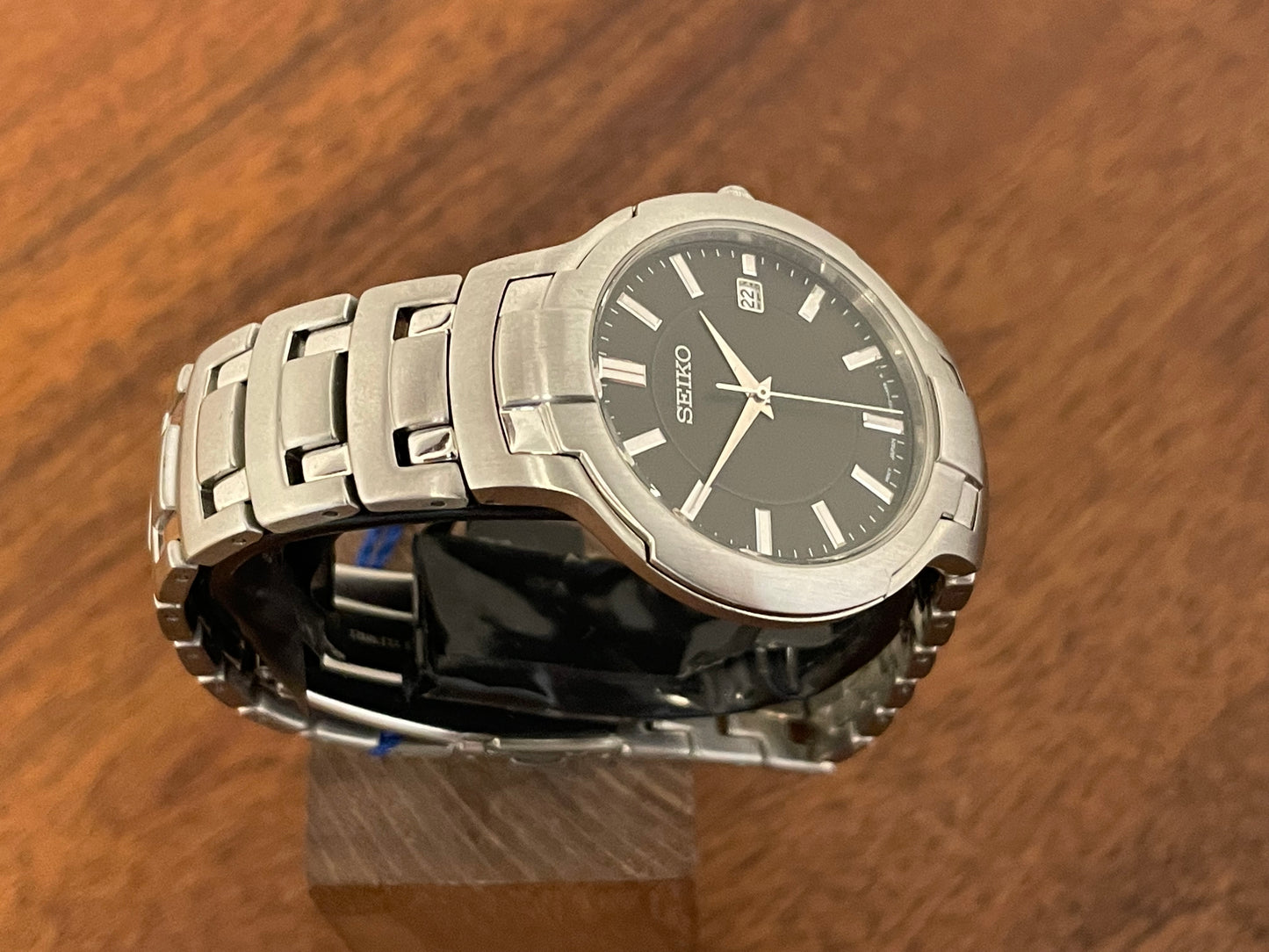 (1999) Seiko V732-0M50 - integrated bracelet - dark grey sunburst dial w/ silver markers (NOS)