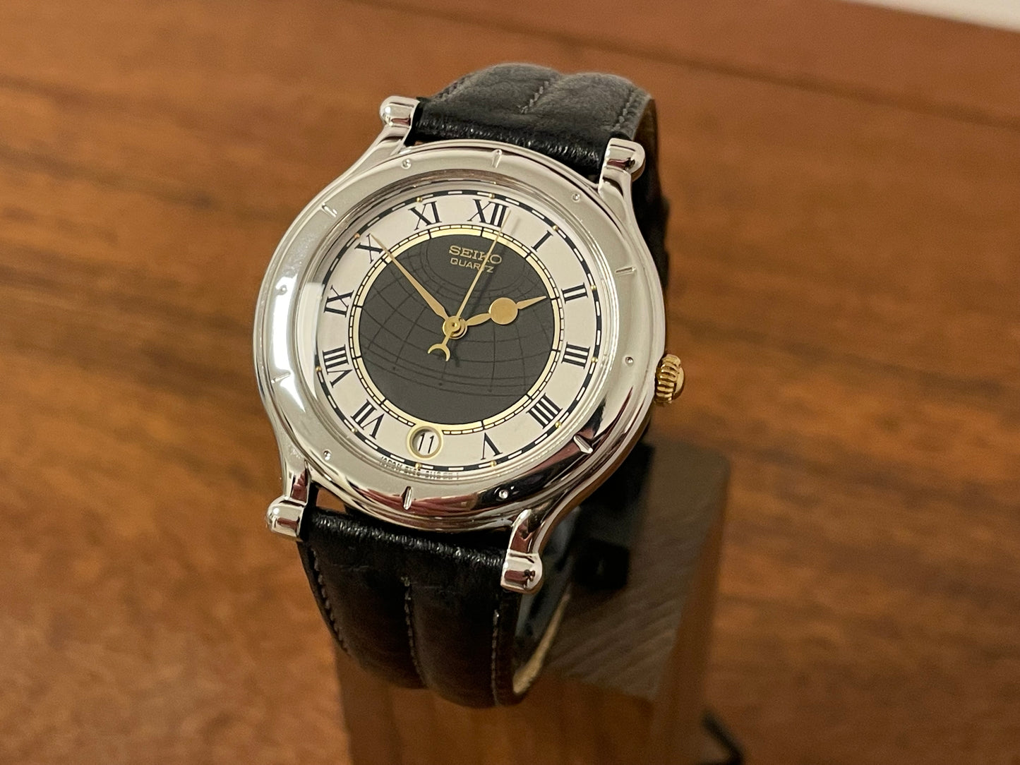 (1990) Seiko 5Y22-6050 Age of Discovery dress watch - dark grey/white bullseye dial with Roman numerals (NOS)