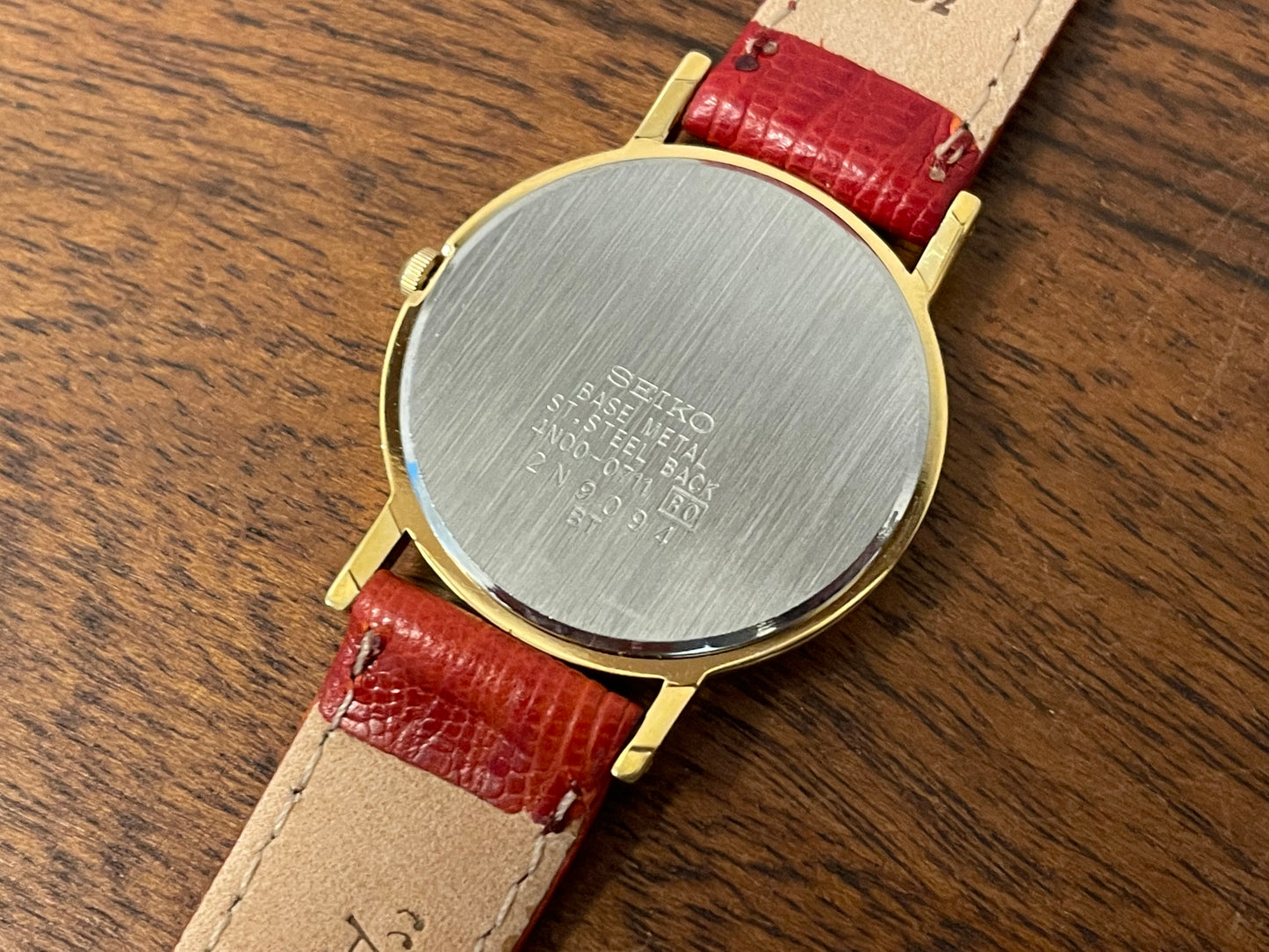 (2002) Seiko 4N00-0711 Quartz "Arcobaleno" dress watch - gold dial w/ rainbow logo - small size (NOS)