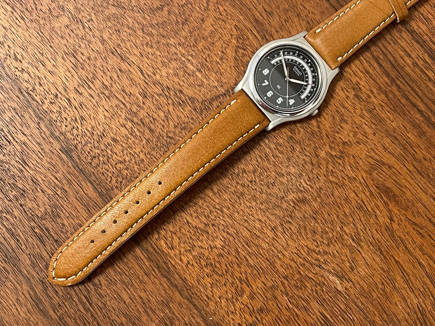 (1988) Seiko 5Y22-7010 Quartz SQ dress watch - black dial w/ 180° arc date window (NOS)