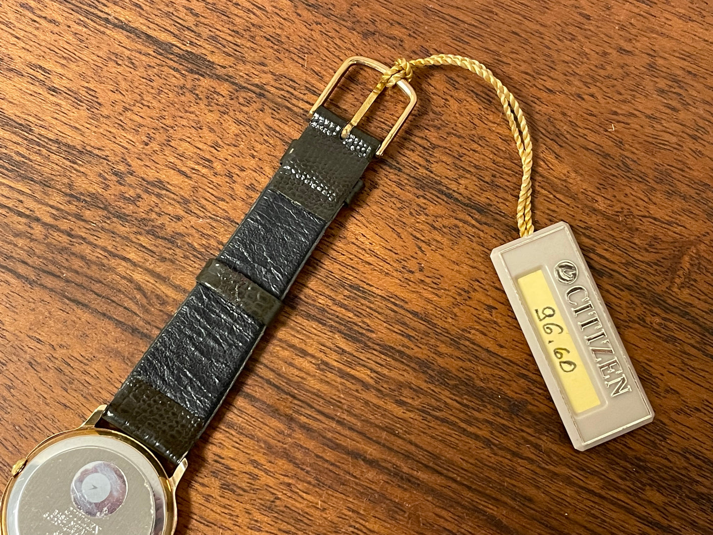 (1976) Citizen 6020-4-Y50335 dress watch - gold colored case - silver textured dial w/ gold markers (NOS)