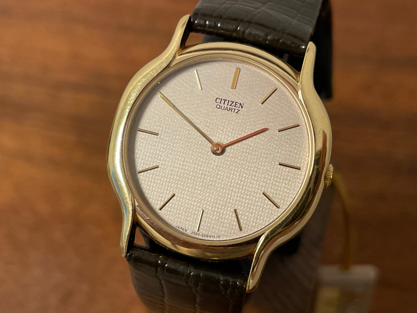 (1976) Citizen 6020-4-Y50335 dress watch - gold colored case - silver textured dial w/ gold markers (NOS)