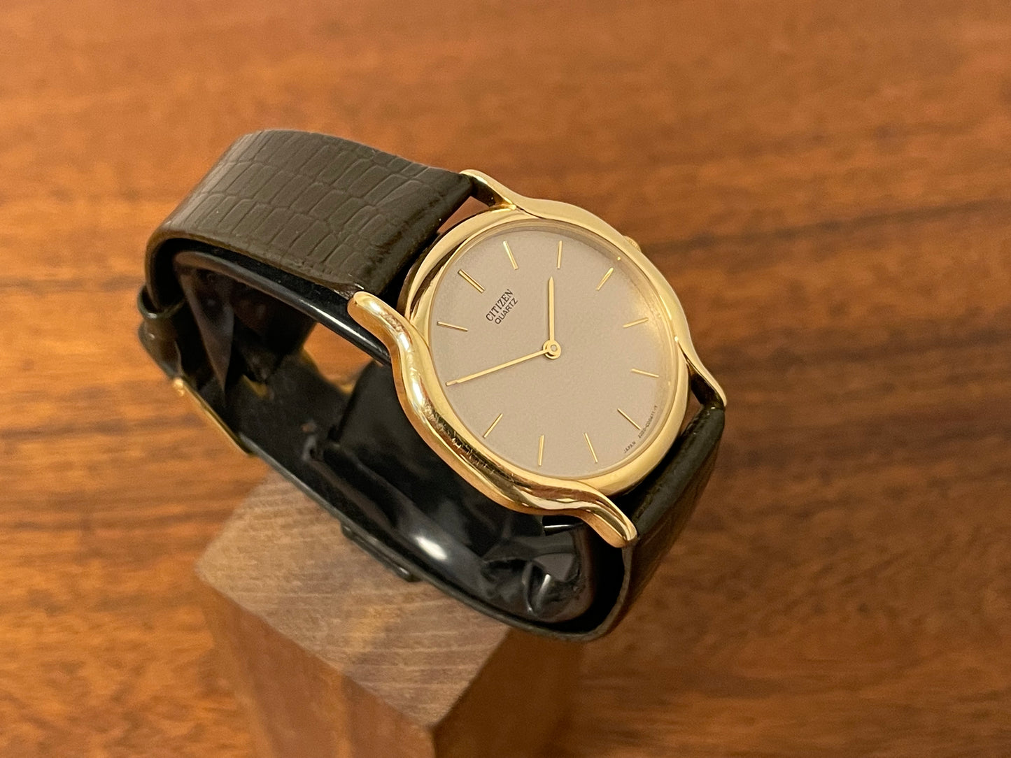 (1976) Citizen 6020-4-Y50335 dress watch - gold colored case - silver textured dial w/ gold markers (NOS)