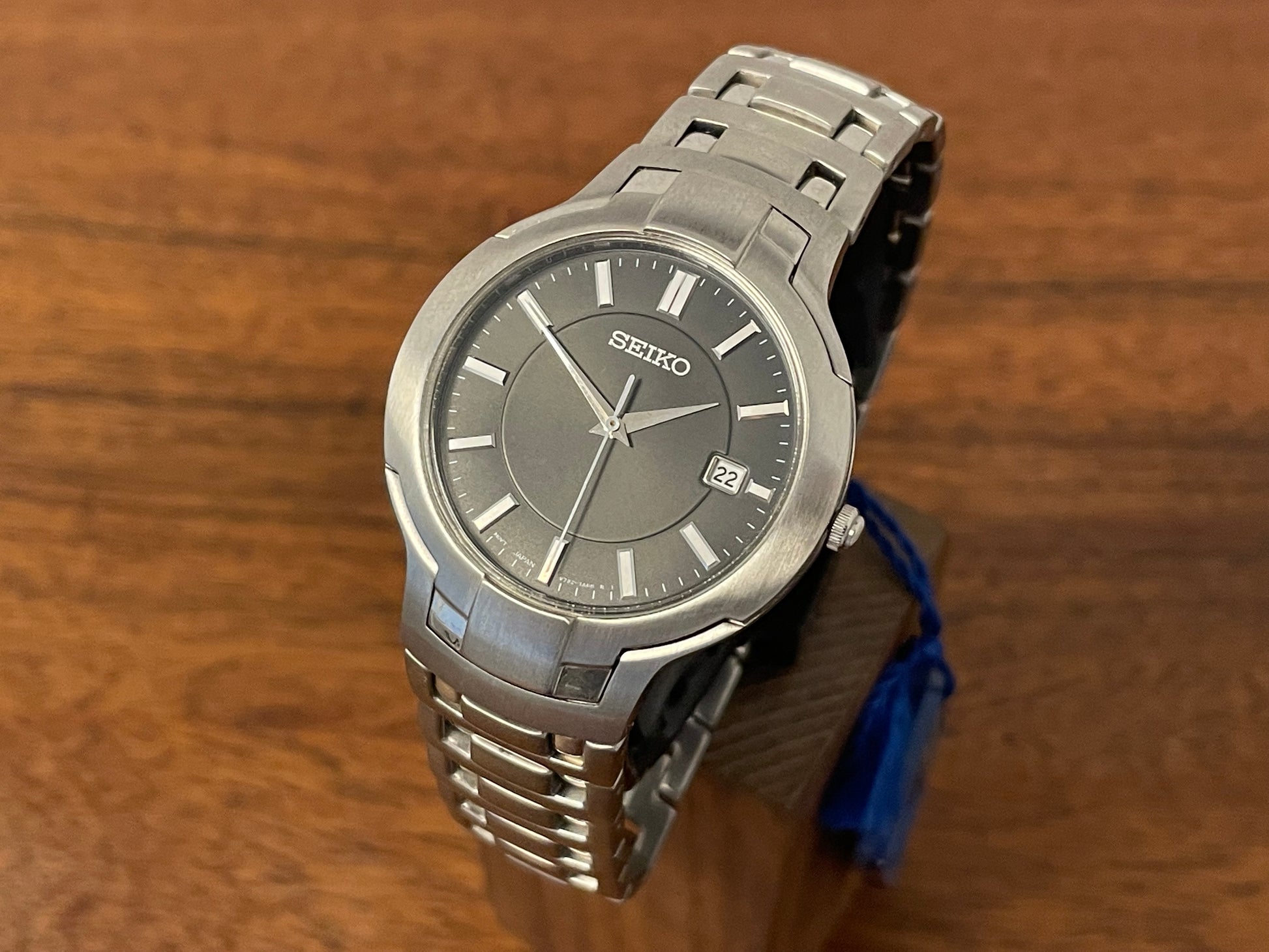 New old stock Seiko V732-0M50 - integrated bracelet from 1999