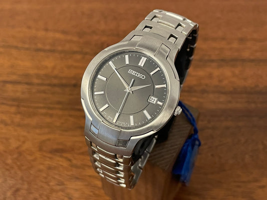 New old stock Seiko V732-0M50 - integrated bracelet from 1999