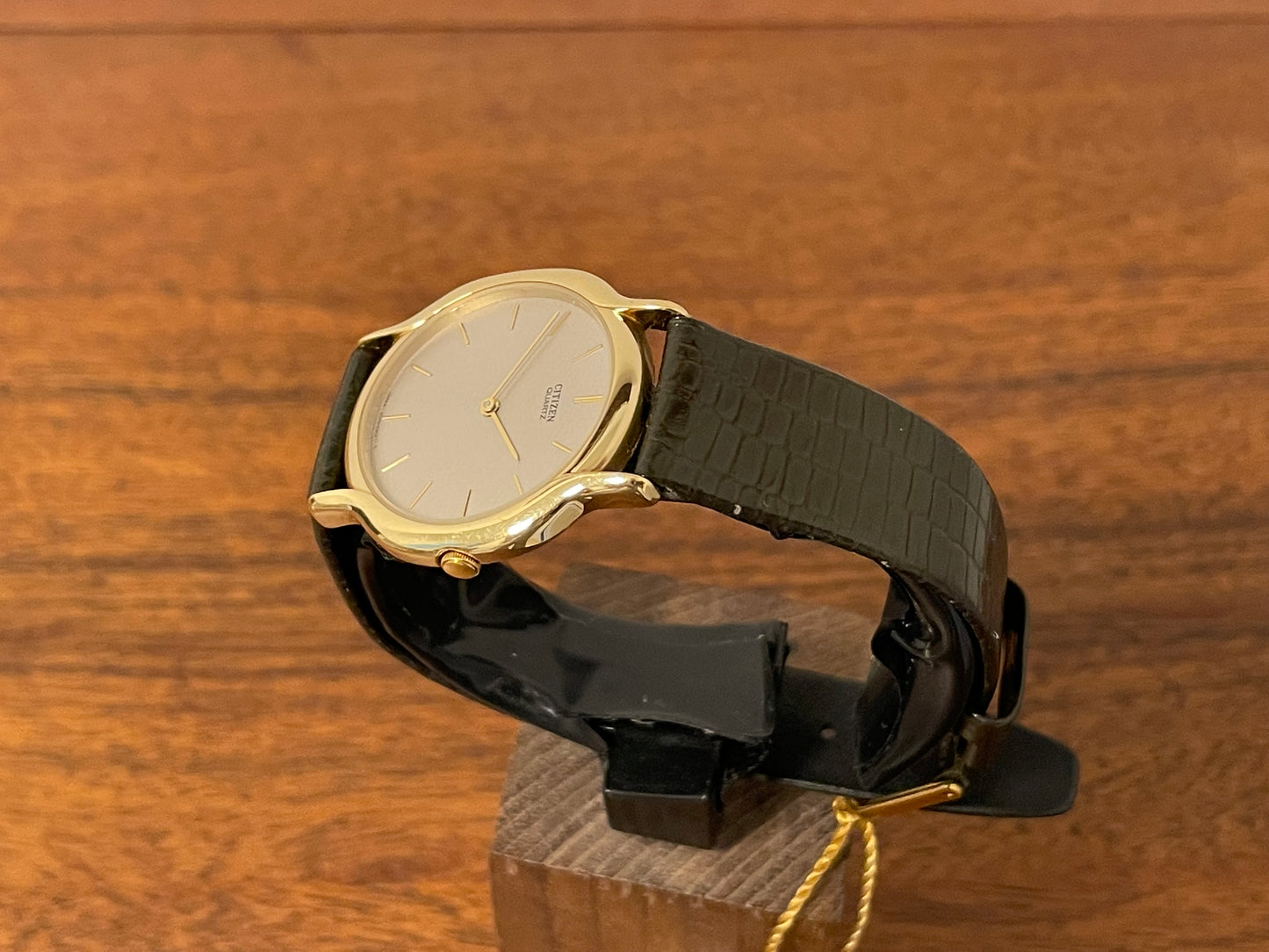 (1976) Citizen 6020-4-Y50335 dress watch - gold colored case - silver textured dial w/ gold markers (NOS)