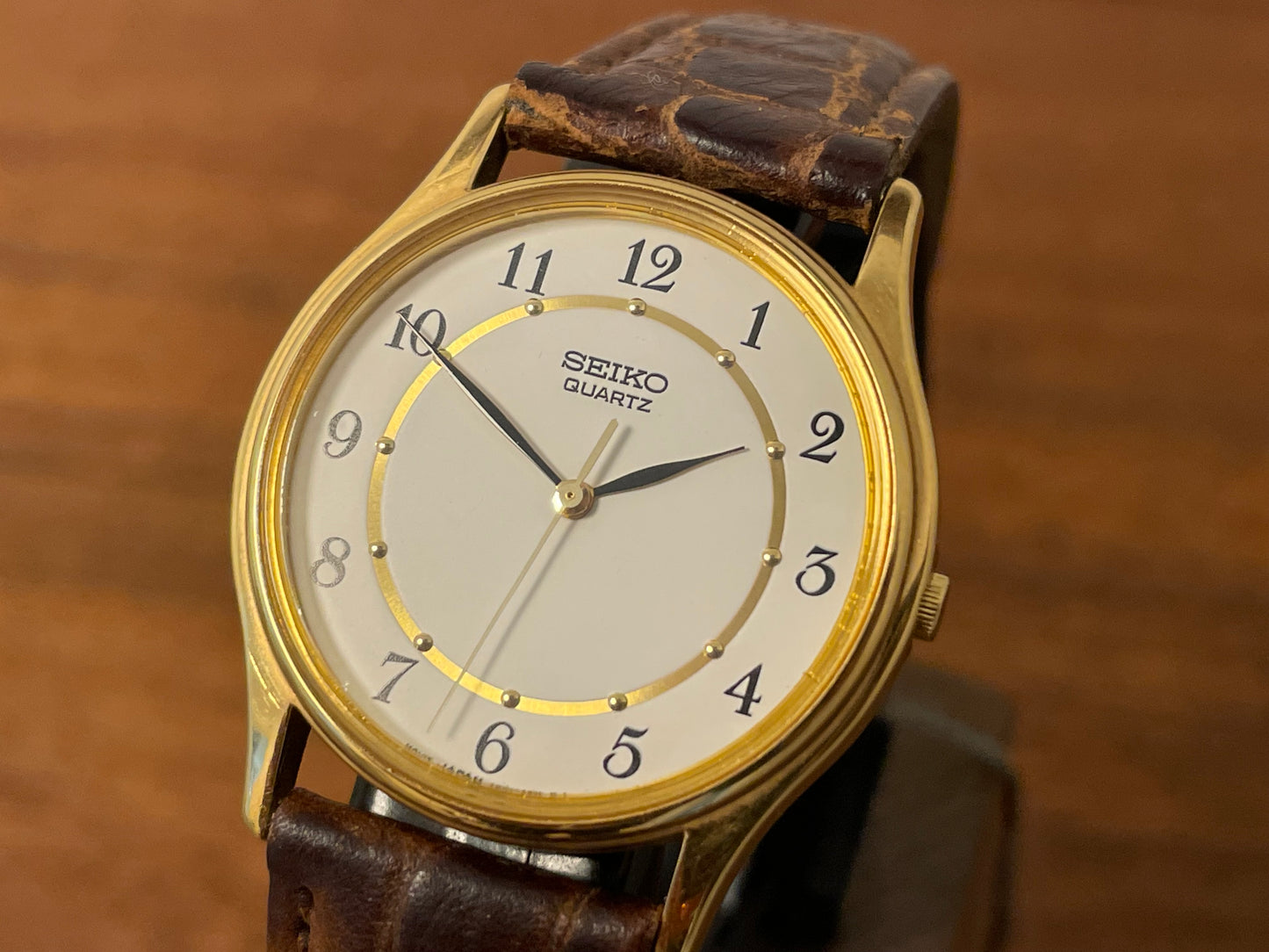 (2003) Seiko 7N01-7041 quartz dress watch - gold case w/ white dial & Arabic numerals (NOS)