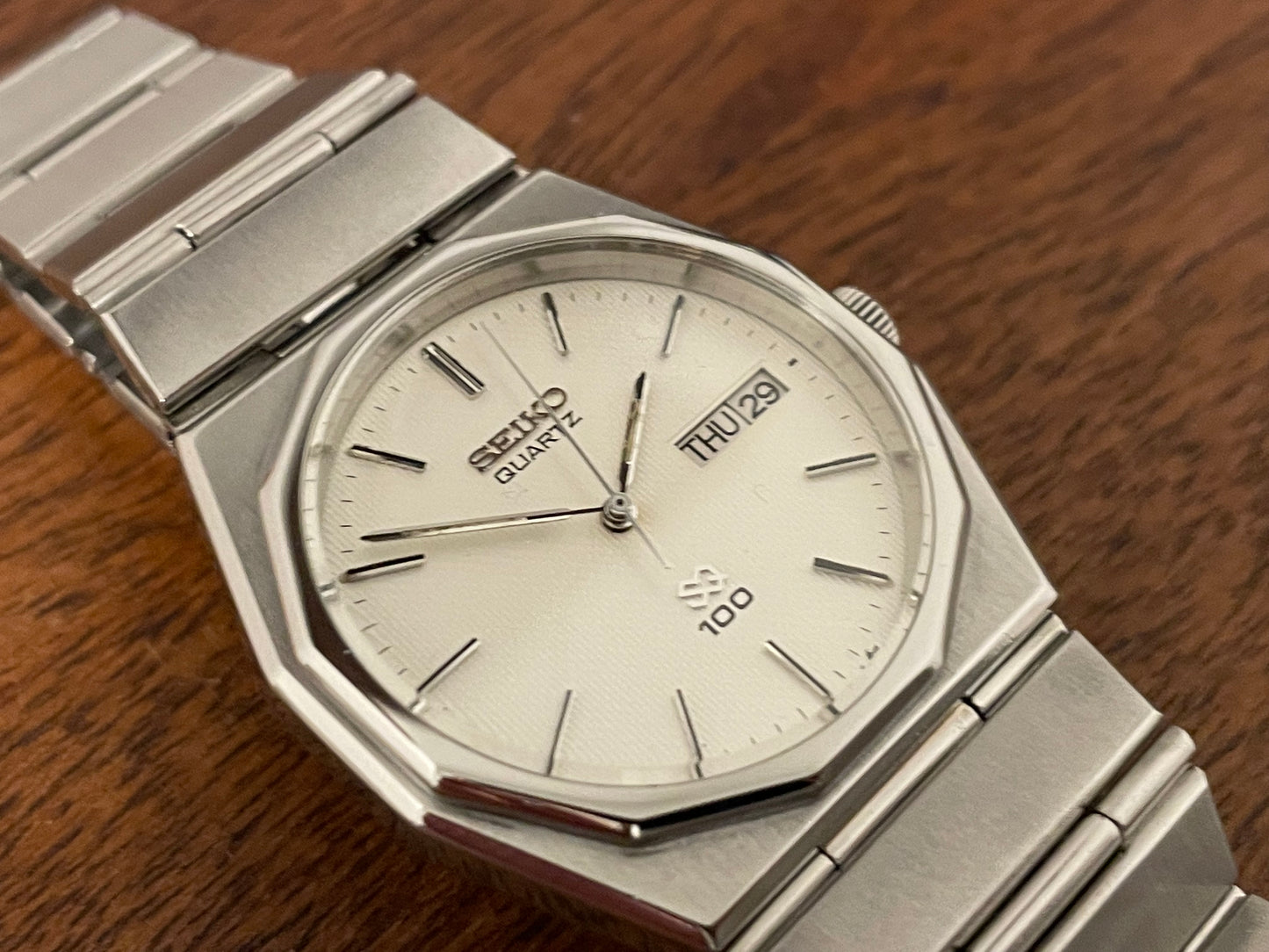 (1984) Seiko 6923-7080 Quartz SQ 100 dodecagon bezel - white waffle dial