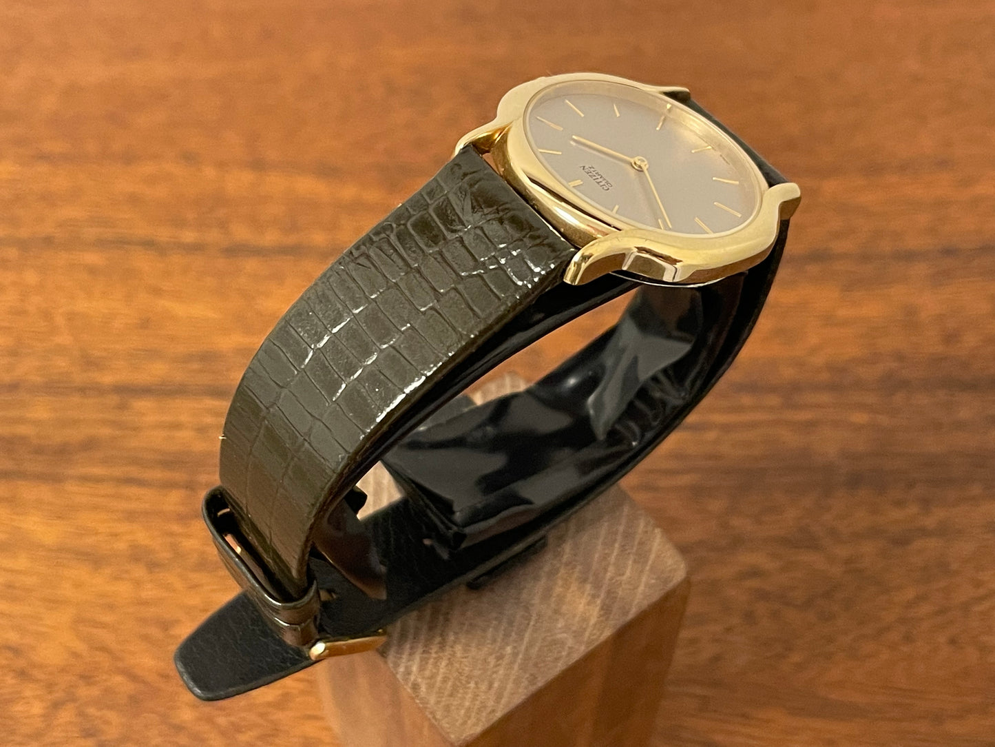 (1976) Citizen 6020-4-Y50335 dress watch - gold colored case - silver textured dial w/ gold markers (NOS)