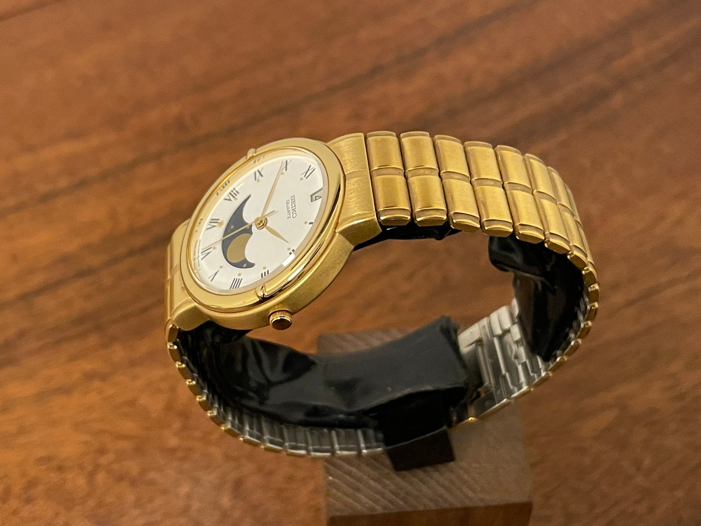(1986) Seiko 7434-6070 gold colored dress watch - linen dial w/ moon phase