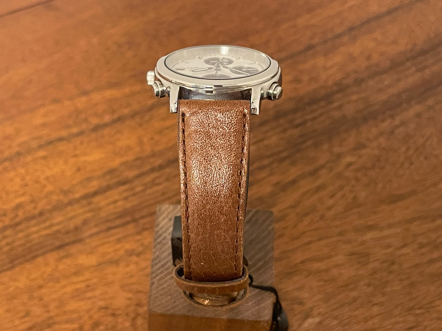 (1992) Seiko 7T32-6D80 Quartz chronograph - "Panda" silver dial w/ black subdials (NOS)