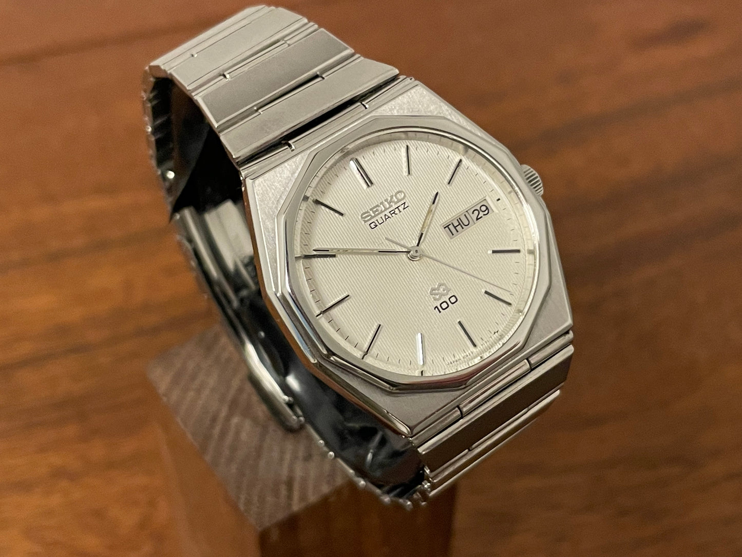 (1984) Seiko 6923-7080 Quartz SQ 100 dodecagon bezel - white waffle dial