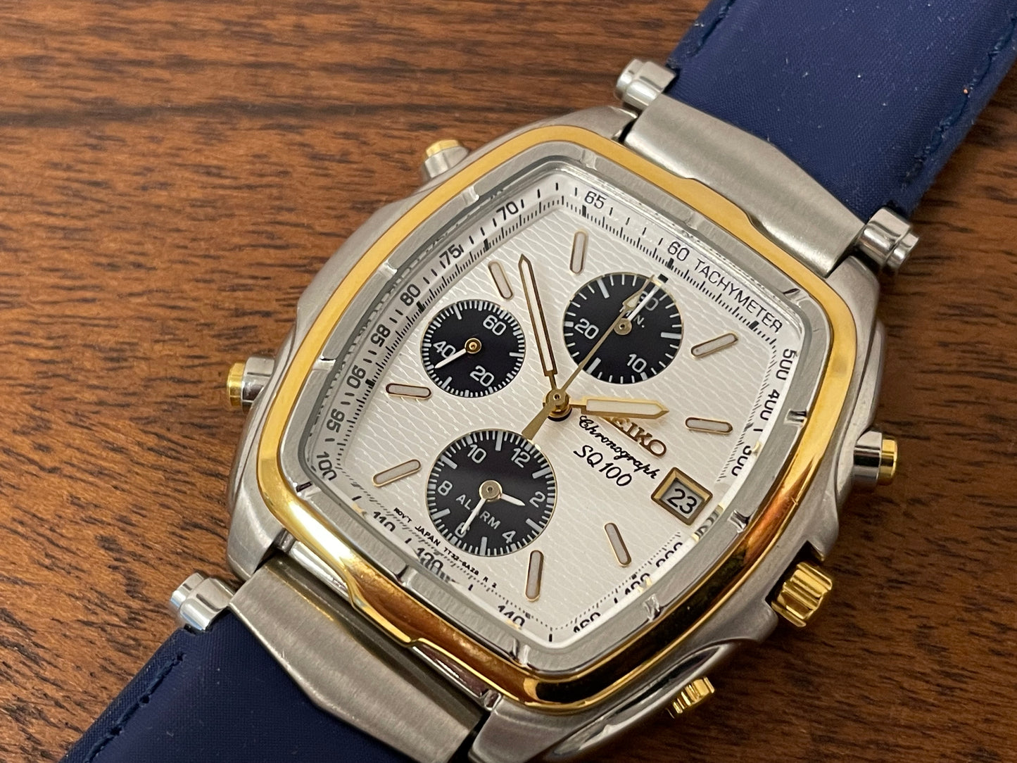 (1996) Seiko 7T32-5A10 chronograph SQ100 - bi-color square case - silver wave pattern dial (NOS)