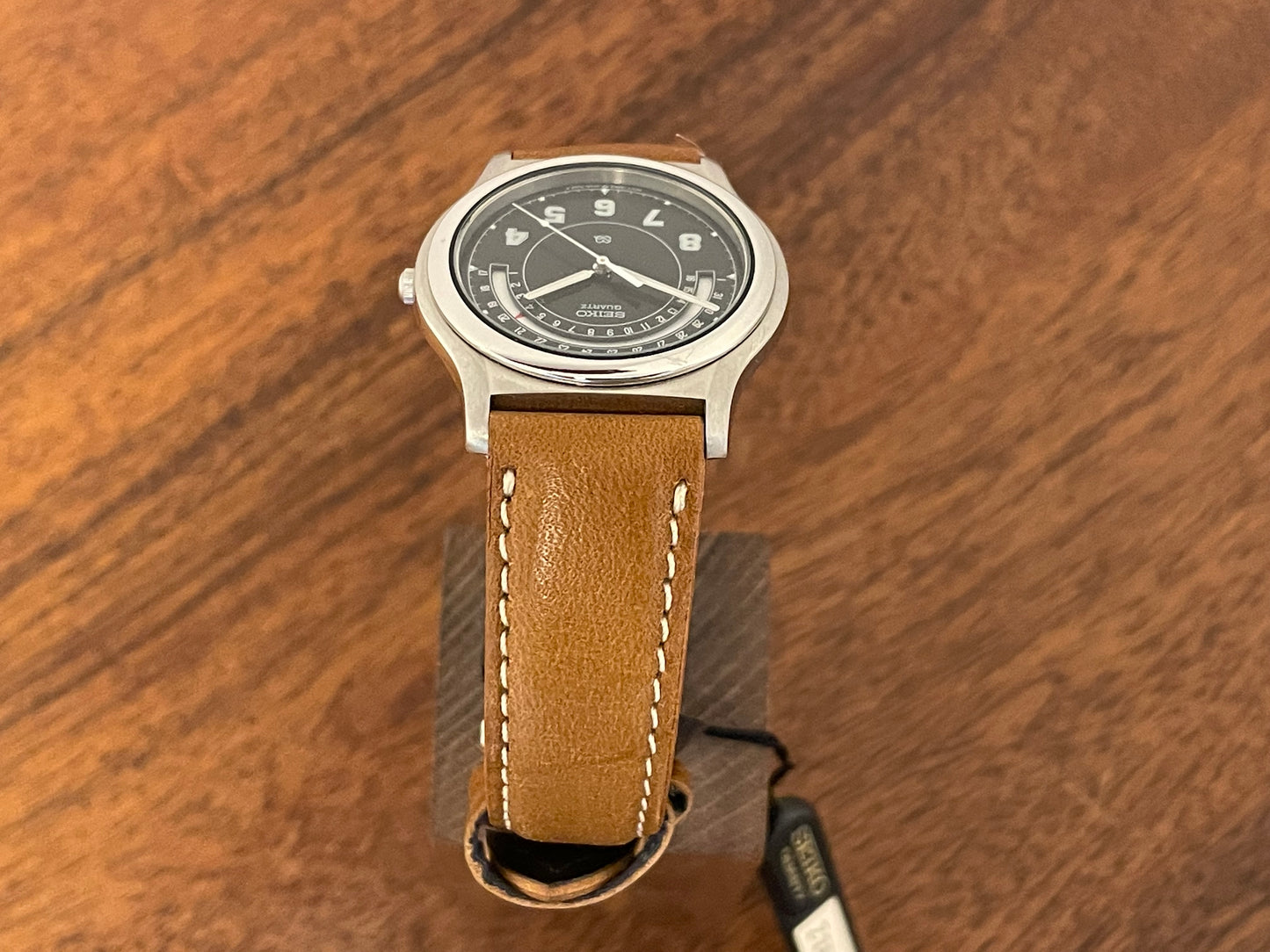 (1988) Seiko 5Y22-7010 Quartz SQ dress watch - black dial w/ 180° arc date window (NOS)