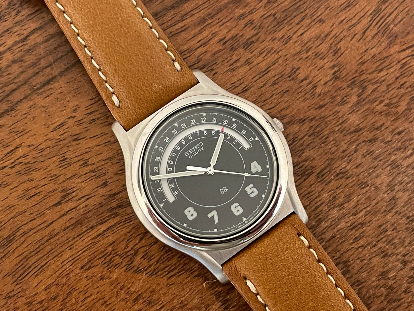 (1988) Seiko 5Y22-7010 Quartz SQ dress watch - black dial w/ 180° arc date window (NOS)