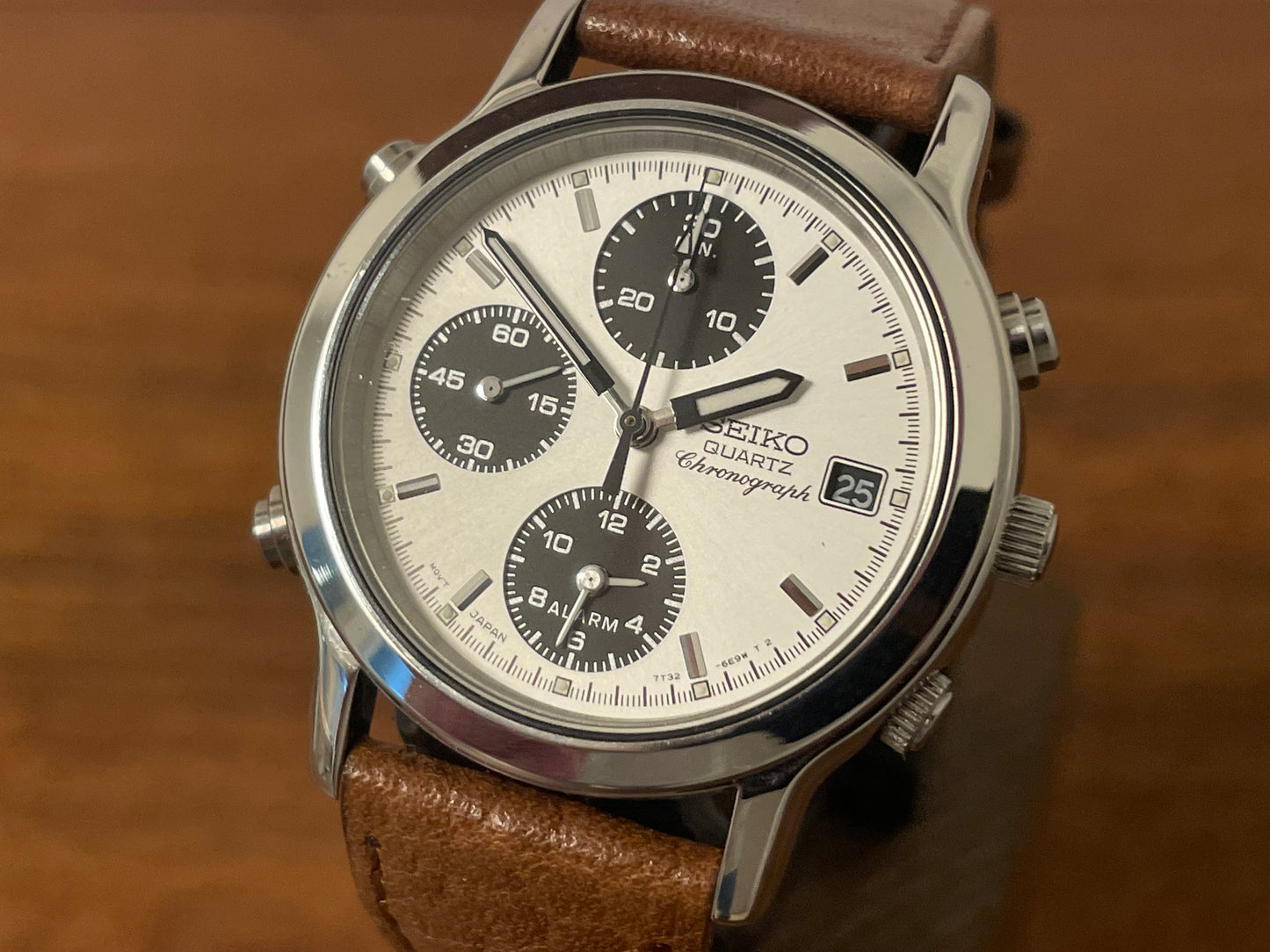 (1992) Seiko 7T32-6D80 Quartz chronograph - "Panda" silver dial w/ black subdials (NOS)