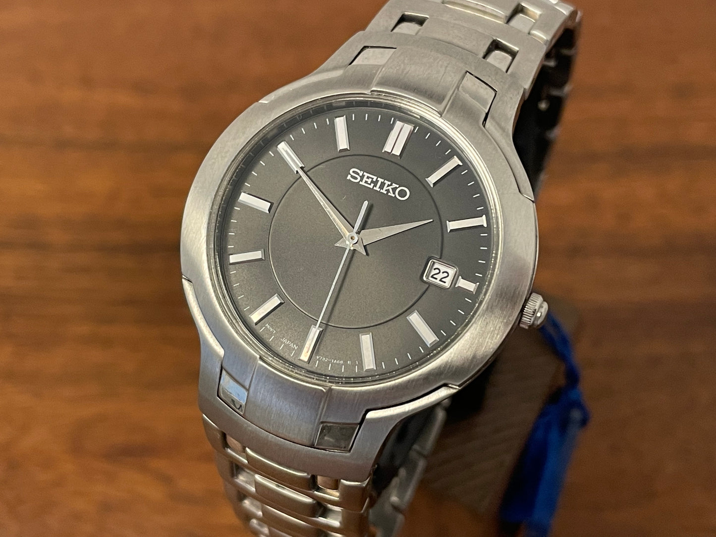 (1999) Seiko V732-0M50 - integrated bracelet - dark grey sunburst dial w/ silver markers (NOS)