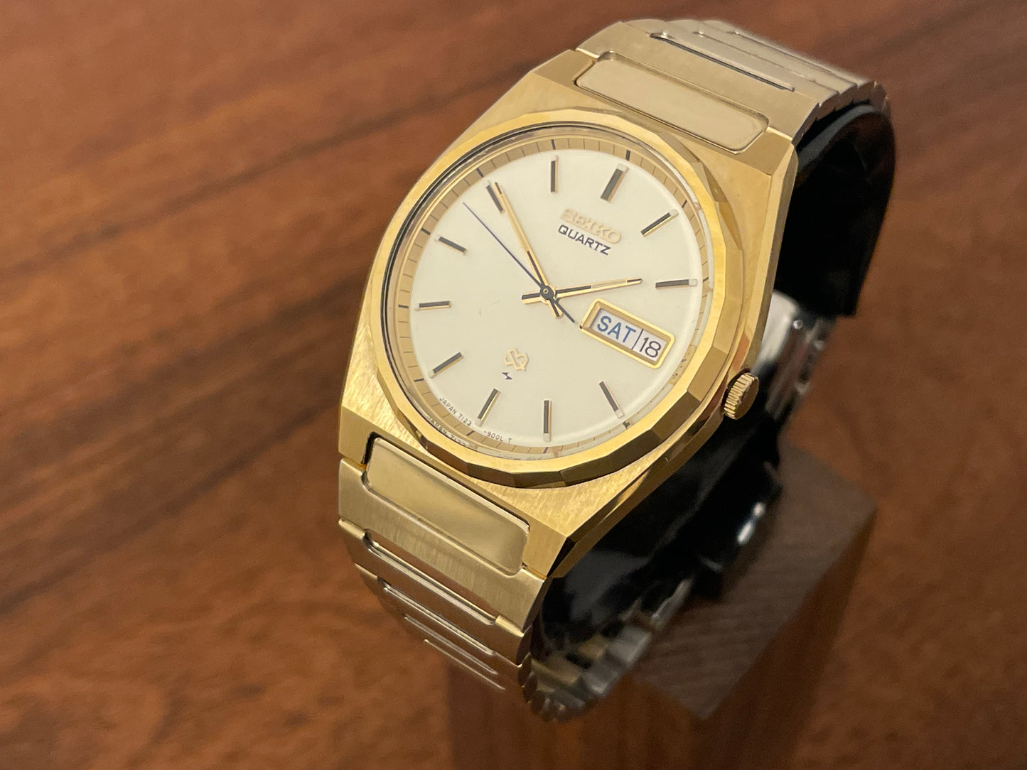 (1988) Seiko 7123-9000 SQ gold colored case with integrated bracelet (serviced)