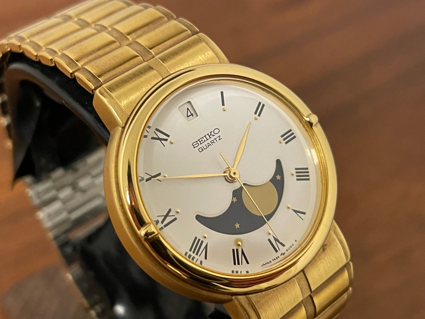 (1986) Seiko 7434-6070 gold colored dress watch - linen dial w/ moon phase
