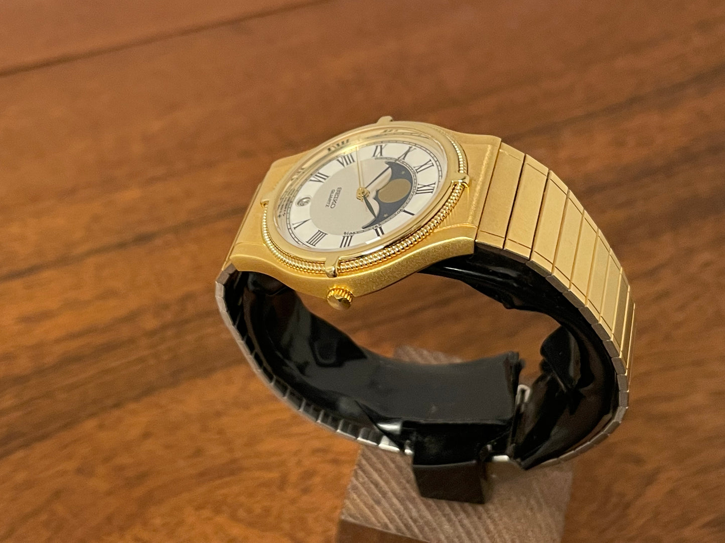 (1985) Seiko 7434-6010 gold colored dress watch with moon phase (NOS)