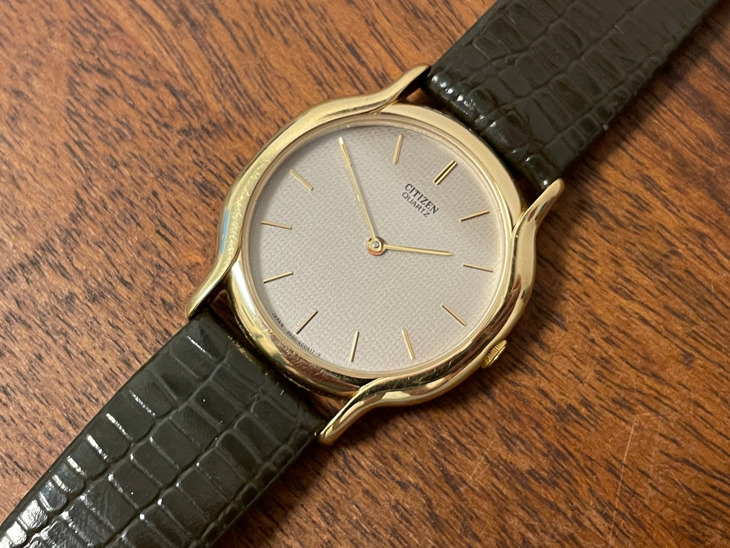 (1976) Citizen 6020-4-Y50335 dress watch - gold colored case - silver textured dial w/ gold markers (NOS)