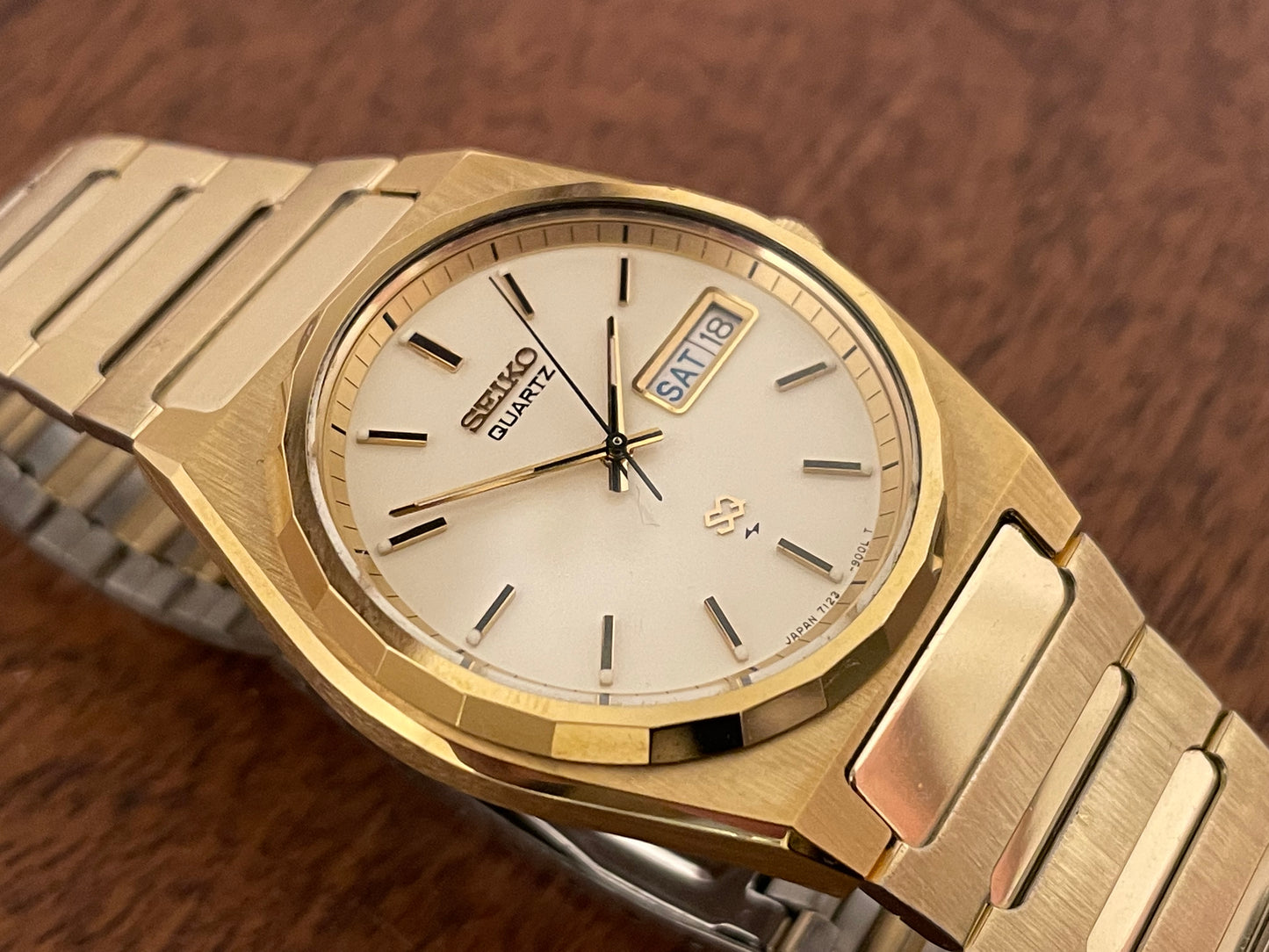 (1988) Seiko 7123-9000 SQ gold colored case with integrated bracelet (serviced)