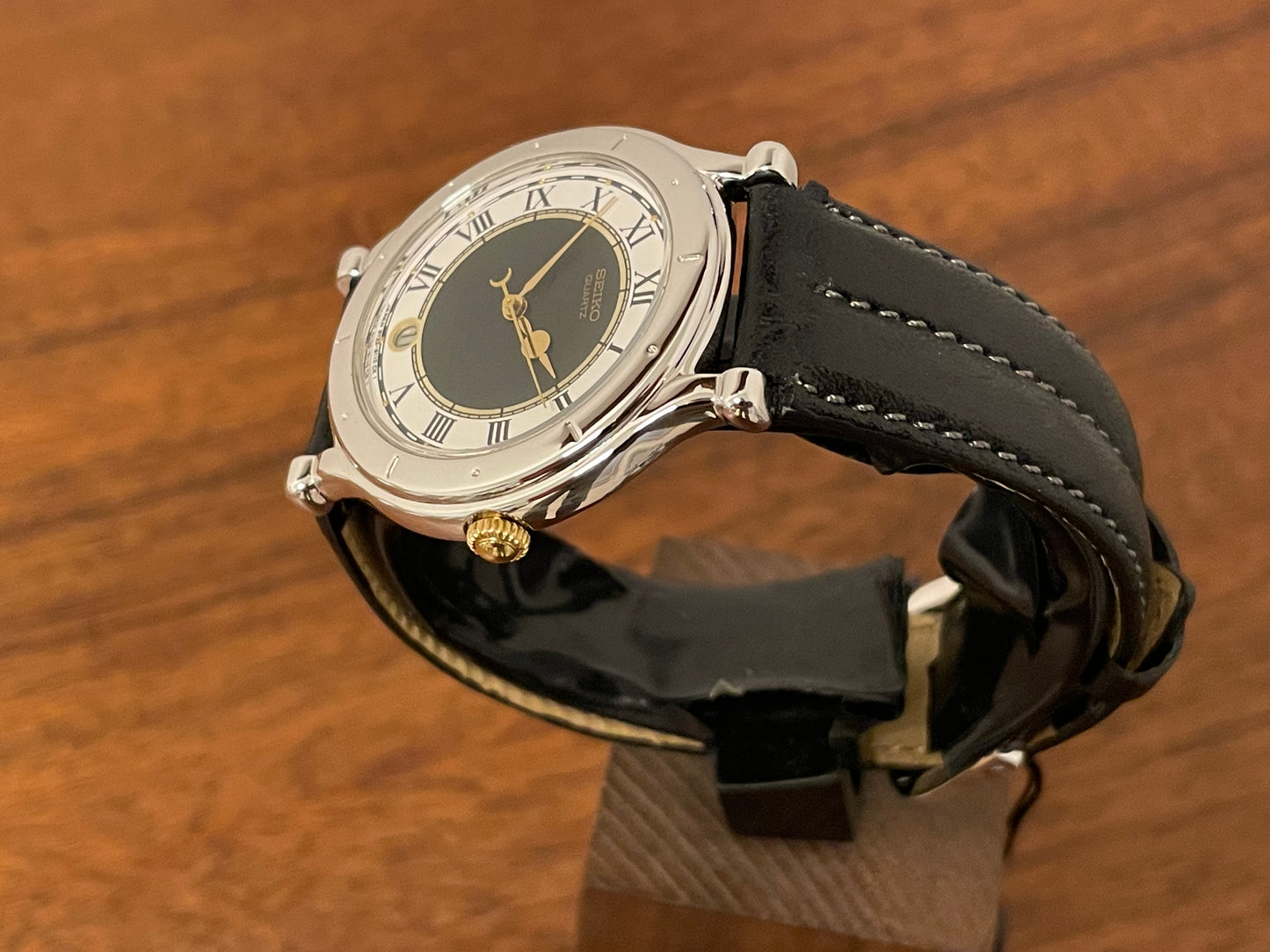 (1990) Seiko 5Y22-6050 Age of Discovery dress watch - dark grey/white bullseye dial with Roman numerals (NOS)