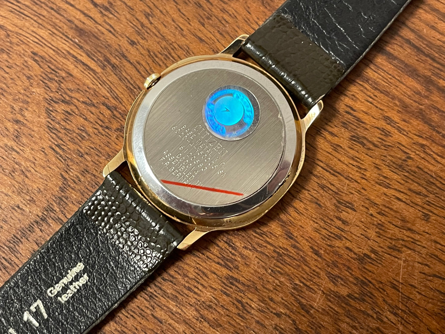 (1976) Citizen 6020-4-Y50335 dress watch - gold colored case - silver textured dial w/ gold markers (NOS)