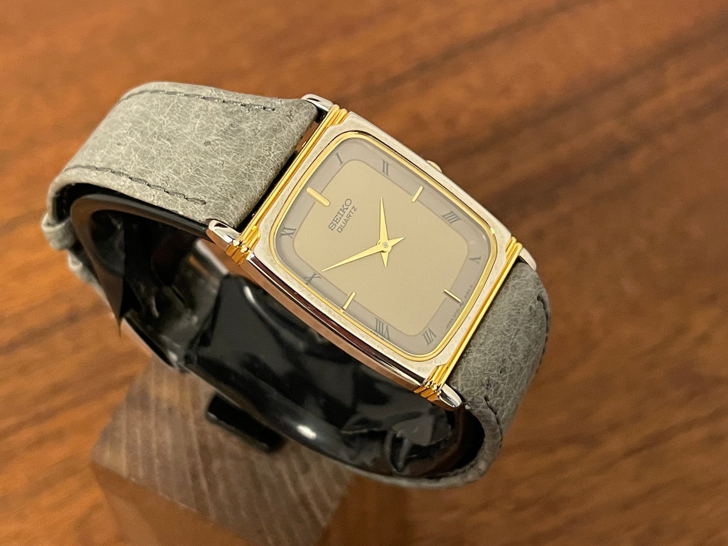 (1996) Seiko 5P30-5200 Quartz "Tank" dress watch - beige dial w/ Roman numerals (NOS)