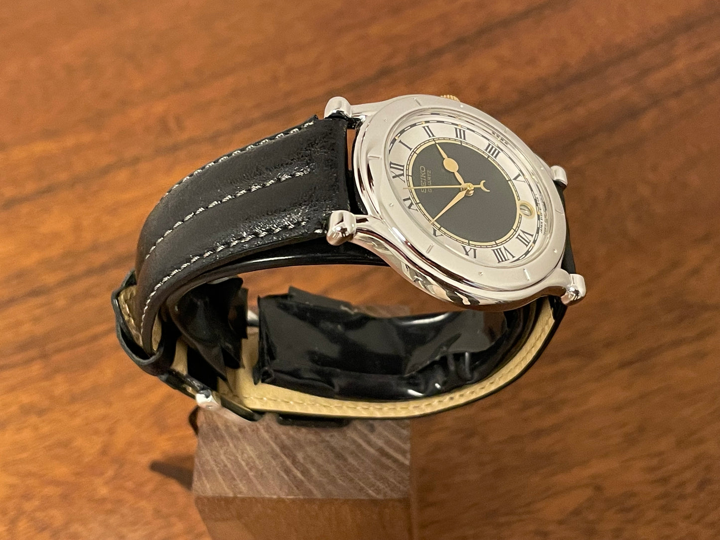 (1990) Seiko 5Y22-6050 Age of Discovery dress watch - dark grey/white bullseye dial with Roman numerals (NOS)