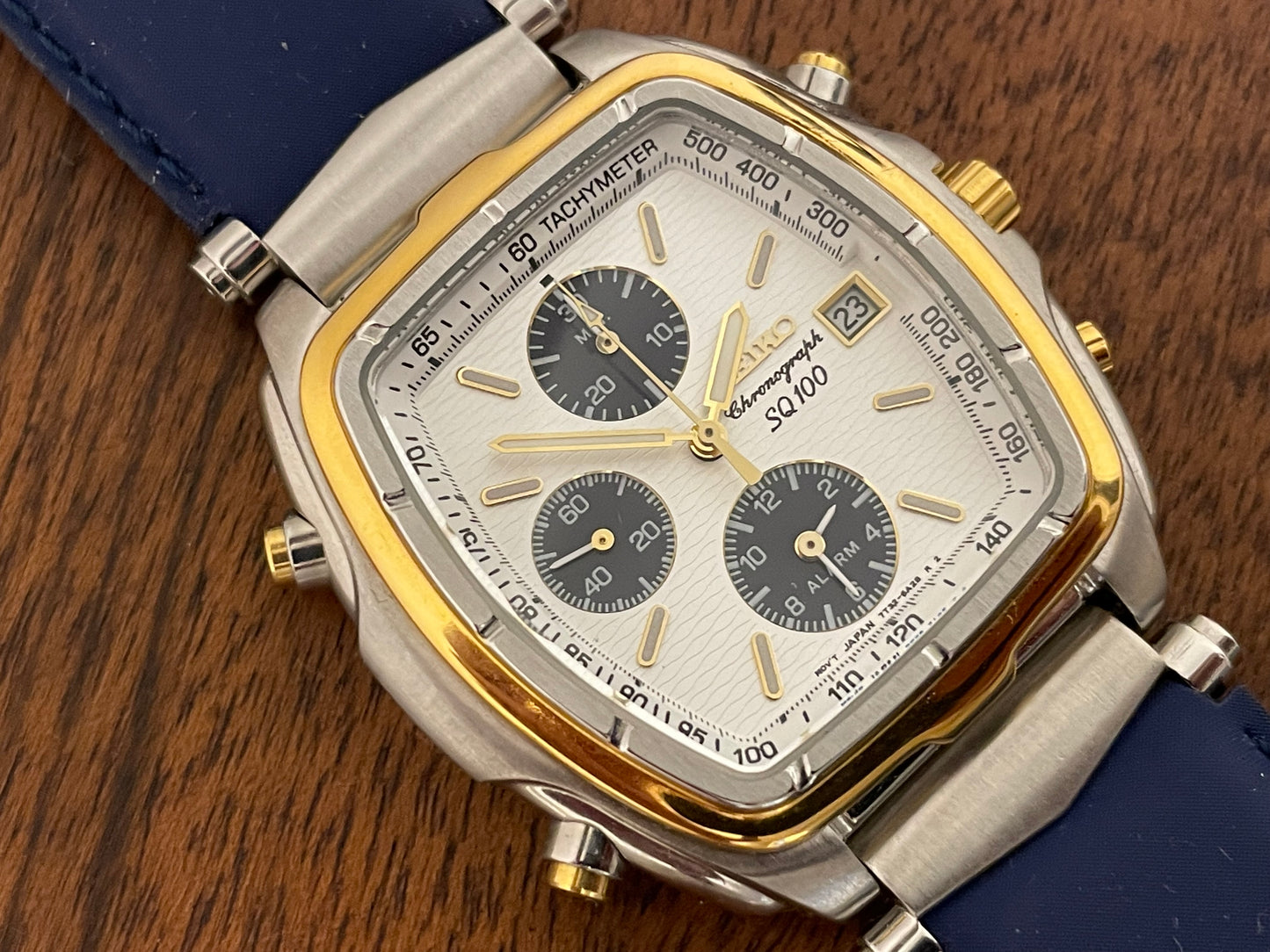 (1996) Seiko 7T32-5A10 chronograph SQ100 - bi-color square case - silver wave pattern dial (NOS)