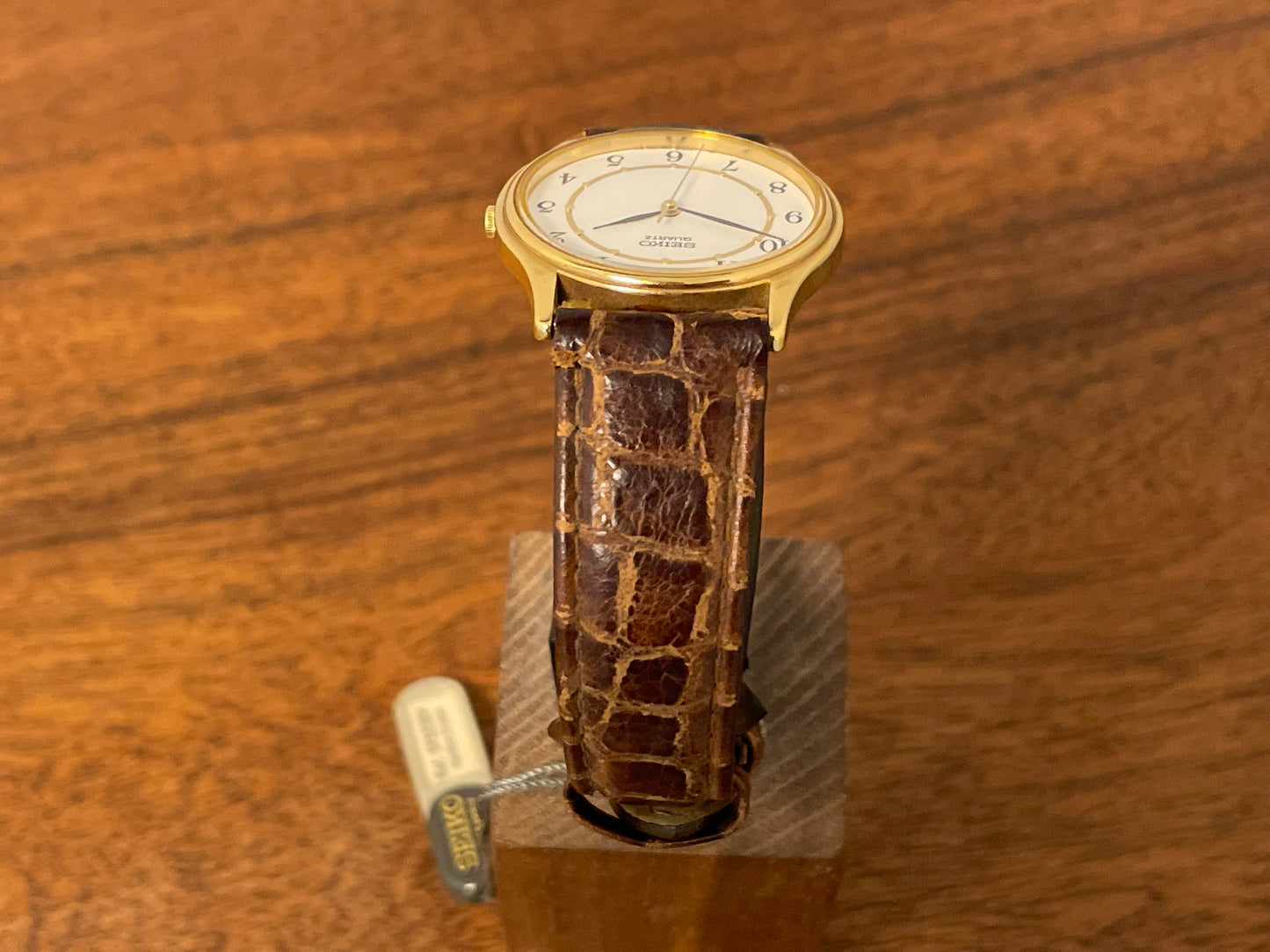 (2003) Seiko 7N01-7041 quartz dress watch - gold case w/ white dial & Arabic numerals (NOS)