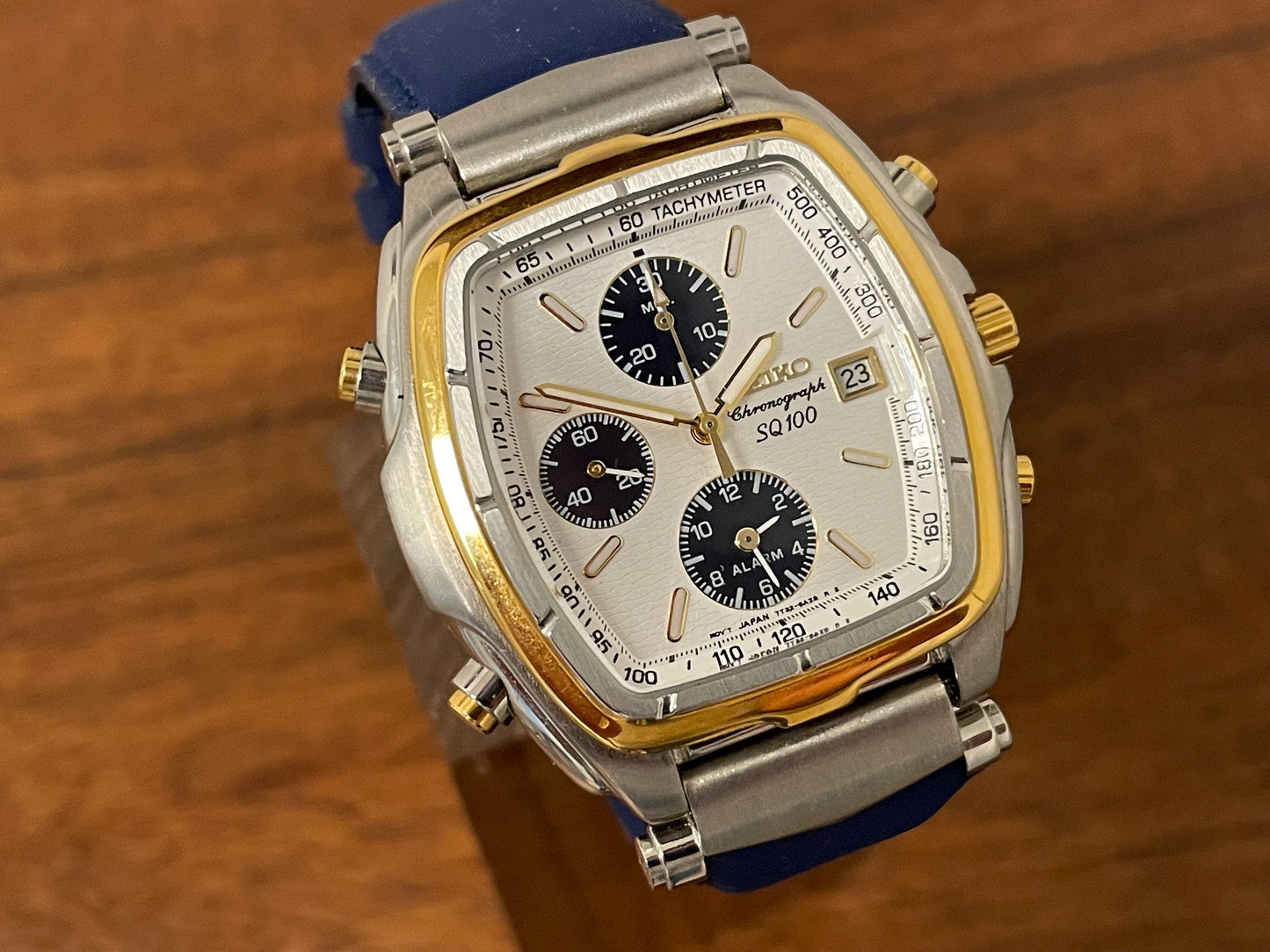 (1996) Seiko 7T32-5A10 chronograph SQ100 - bi-color square case - silver wave pattern dial (NOS)