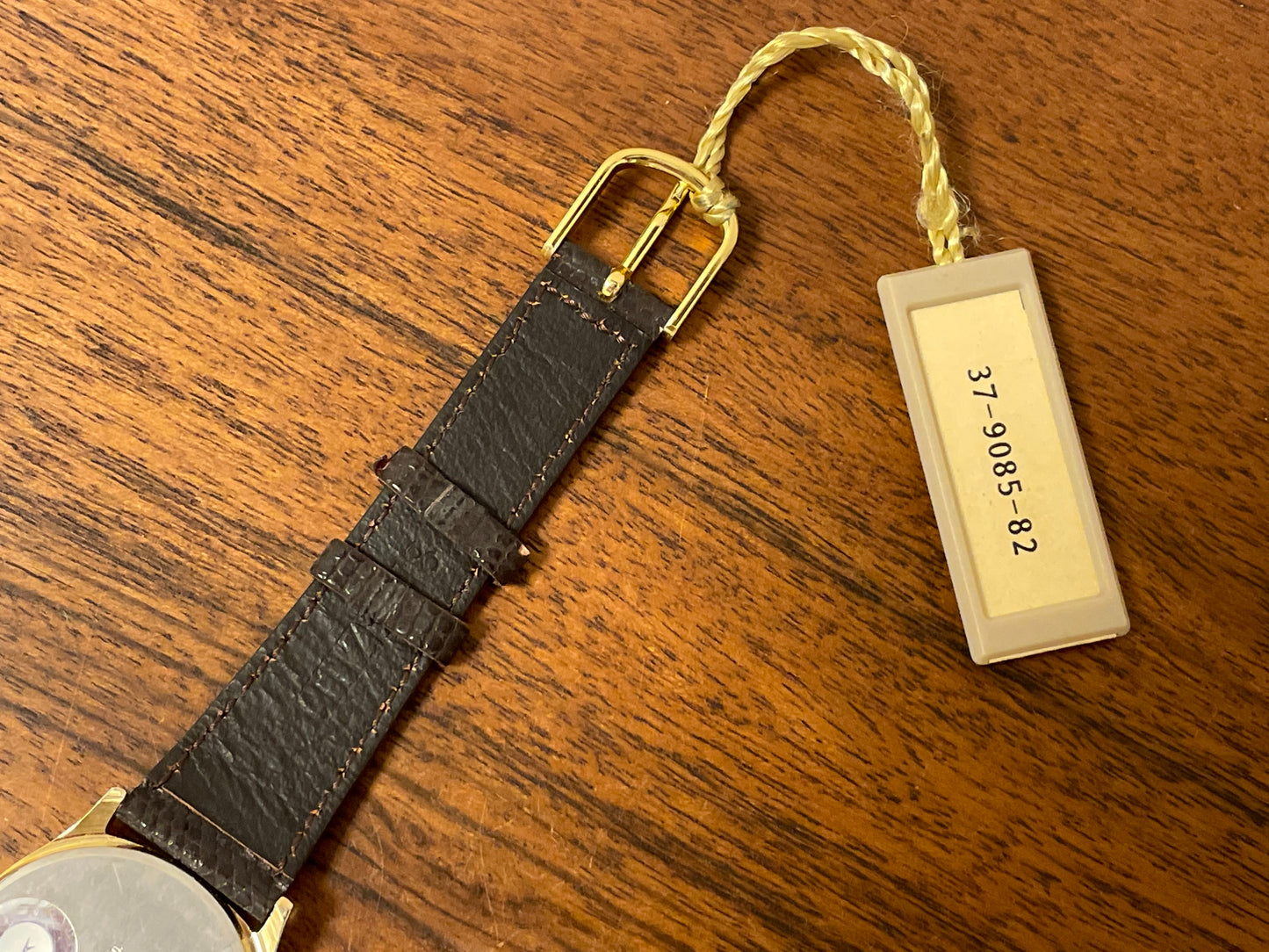 (1987) Citizen 37-9085-82 dress watch - gold colored case w/ champagne dial (NOS)